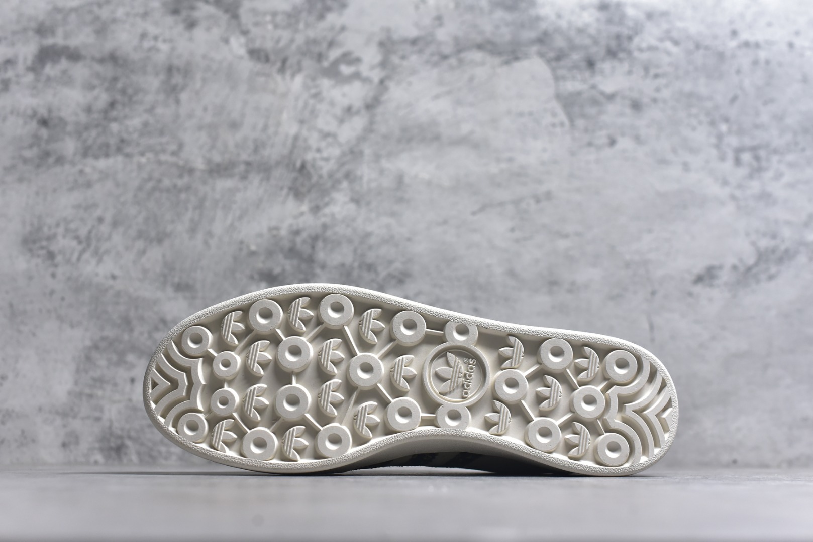 图片[6]-#马年新款海外定制限量发售 Adidas Originals GAZELLE INDOOR“马年联名限定-麂皮灰”专为 2026 丙午马年打造的限定德训鞋，延续 adidas 经典板鞋版型，经经典三道杠采用黑底金纹织带，表面满印连续骏马剪影纹样，纹理细腻立体，荔枝皮鞋面柔软亲肤，橡胶防滑大底稳当贴脚 货号：LX0901 尺码：36 36.5 37.5 38 38.5 39 40 40.5 41 42 42.5 43 44 44.5 45-选品中心