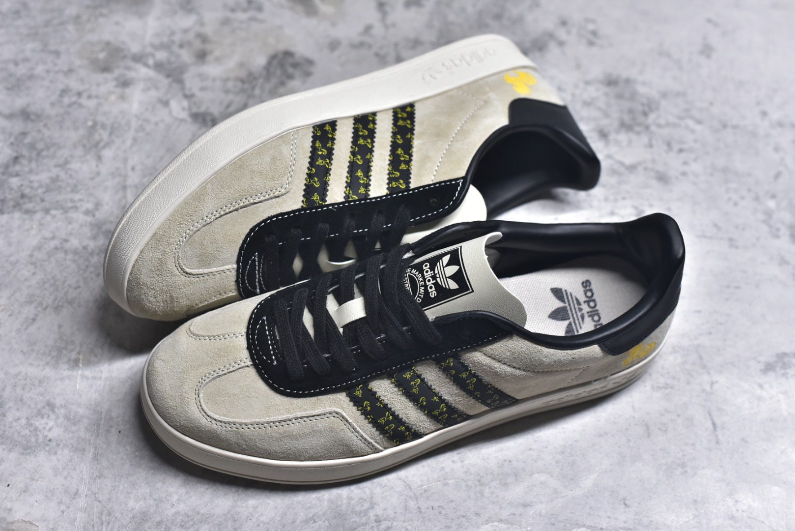 图片[7]-#马年新款海外定制限量发售 Adidas Originals GAZELLE INDOOR“马年联名限定-麂皮灰”专为 2026 丙午马年打造的限定德训鞋，延续 adidas 经典板鞋版型，经经典三道杠采用黑底金纹织带，表面满印连续骏马剪影纹样，纹理细腻立体，荔枝皮鞋面柔软亲肤，橡胶防滑大底稳当贴脚 货号：LX0901 尺码：36 36.5 37.5 38 38.5 39 40 40.5 41 42 42.5 43 44 44.5 45-选品中心