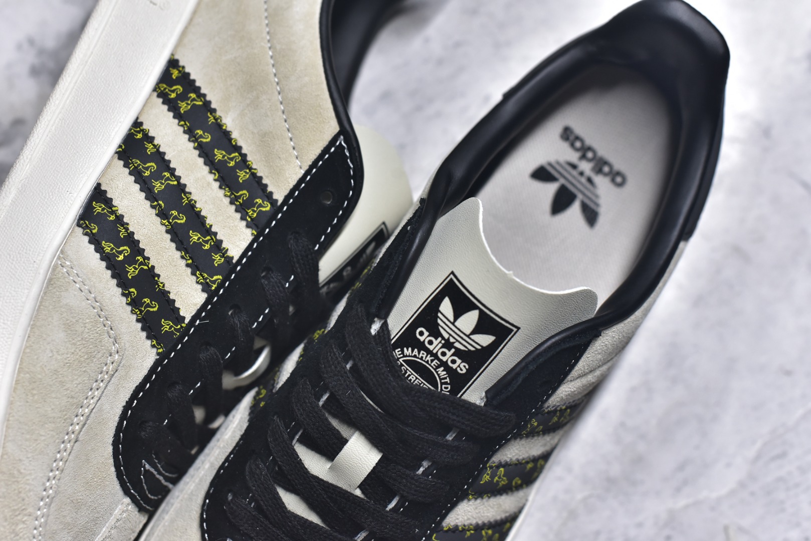图片[9]-#马年新款海外定制限量发售 Adidas Originals GAZELLE INDOOR“马年联名限定-麂皮灰”专为 2026 丙午马年打造的限定德训鞋，延续 adidas 经典板鞋版型，经经典三道杠采用黑底金纹织带，表面满印连续骏马剪影纹样，纹理细腻立体，荔枝皮鞋面柔软亲肤，橡胶防滑大底稳当贴脚 货号：LX0901 尺码：36 36.5 37.5 38 38.5 39 40 40.5 41 42 42.5 43 44 44.5 45-选品中心
