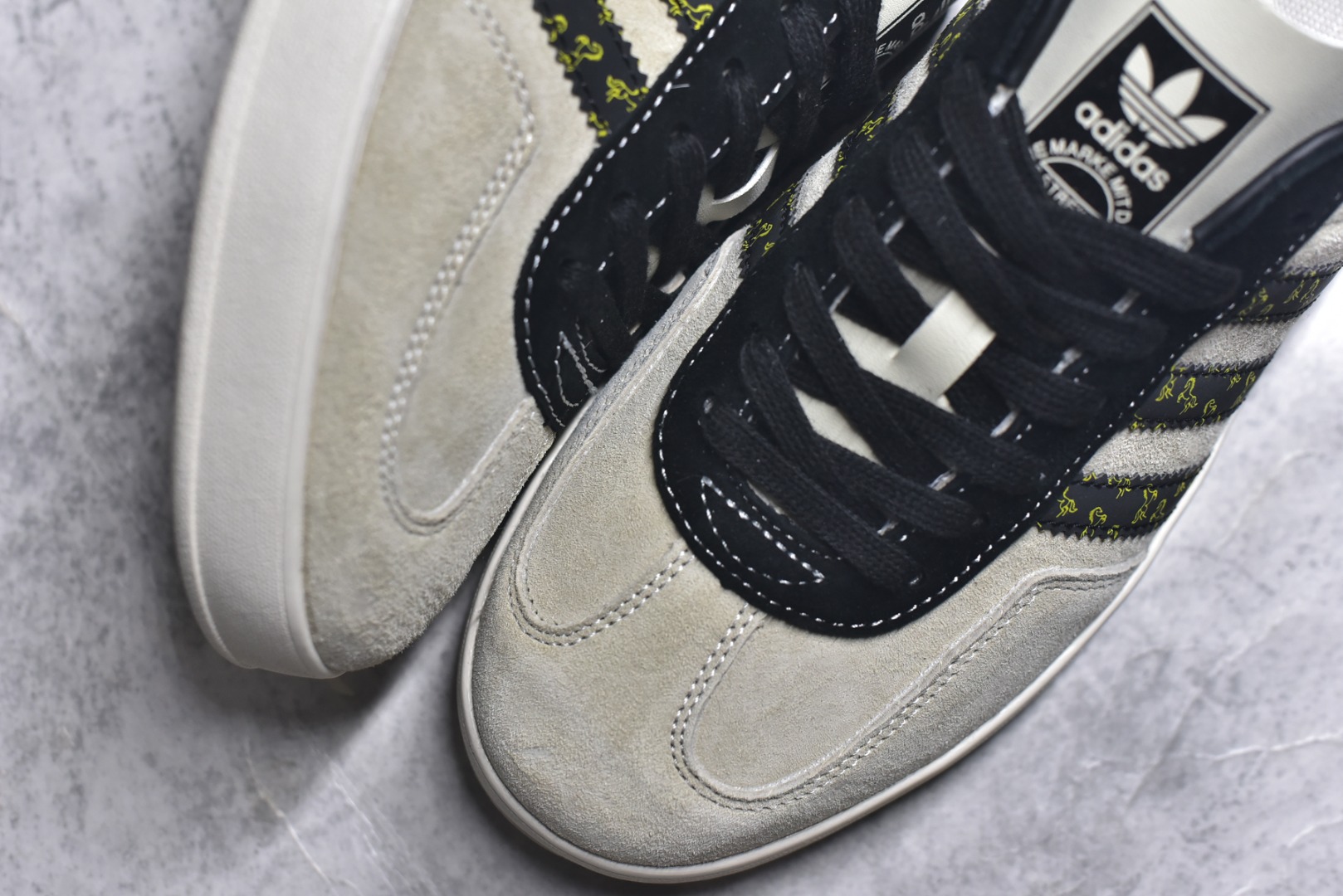 图片[8]-#马年新款海外定制限量发售 Adidas Originals GAZELLE INDOOR“马年联名限定-麂皮灰”专为 2026 丙午马年打造的限定德训鞋，延续 adidas 经典板鞋版型，经经典三道杠采用黑底金纹织带，表面满印连续骏马剪影纹样，纹理细腻立体，荔枝皮鞋面柔软亲肤，橡胶防滑大底稳当贴脚 货号：LX0901 尺码：36 36.5 37.5 38 38.5 39 40 40.5 41 42 42.5 43 44 44.5 45-选品中心