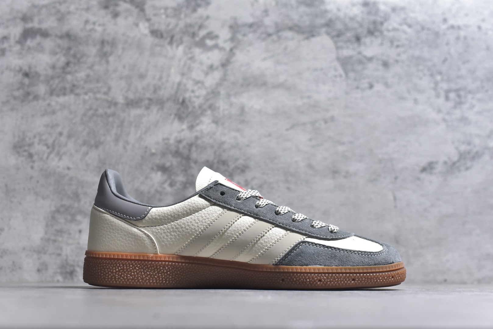 图片[3]-#马年新款海外定制限量发售 Adidas Originals GAZELLE INDOOR“马年联名限定-白灰”专为 2026 丙午马年打造的限定德训鞋，延续 adidas 经典板鞋版型，鞋尾与鞋头均点缀红色骏马剪影刺绣，身主体为米白荔枝纹皮革，搭配雾灰磨砂皮鞋头、浅灰三道杠及同色系鞋尾，标志性生胶外底加持，荔枝皮鞋面柔软亲肤，橡胶防滑大底稳当贴脚 货号：ZH2605 尺码：36 36.5 37.5 38 38.5 39 40 40.5 41 42 42.5 43 44 44.5 45-选品中心