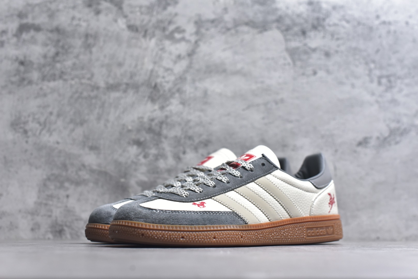 图片[2]-#马年新款海外定制限量发售 Adidas Originals GAZELLE INDOOR“马年联名限定-白灰”专为 2026 丙午马年打造的限定德训鞋，延续 adidas 经典板鞋版型，鞋尾与鞋头均点缀红色骏马剪影刺绣，身主体为米白荔枝纹皮革，搭配雾灰磨砂皮鞋头、浅灰三道杠及同色系鞋尾，标志性生胶外底加持，荔枝皮鞋面柔软亲肤，橡胶防滑大底稳当贴脚 货号：ZH2605 尺码：36 36.5 37.5 38 38.5 39 40 40.5 41 42 42.5 43 44 44.5 45-选品中心
