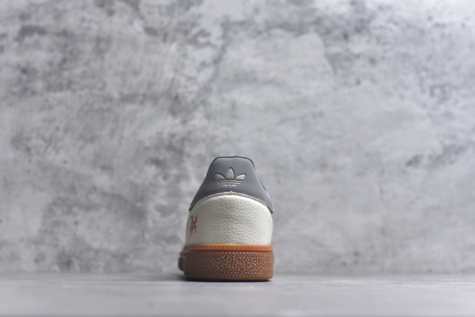 图片[5]-#马年新款海外定制限量发售 Adidas Originals GAZELLE INDOOR“马年联名限定-白灰”专为 2026 丙午马年打造的限定德训鞋，延续 adidas 经典板鞋版型，鞋尾与鞋头均点缀红色骏马剪影刺绣，身主体为米白荔枝纹皮革，搭配雾灰磨砂皮鞋头、浅灰三道杠及同色系鞋尾，标志性生胶外底加持，荔枝皮鞋面柔软亲肤，橡胶防滑大底稳当贴脚 货号：ZH2605 尺码：36 36.5 37.5 38 38.5 39 40 40.5 41 42 42.5 43 44 44.5 45-选品中心