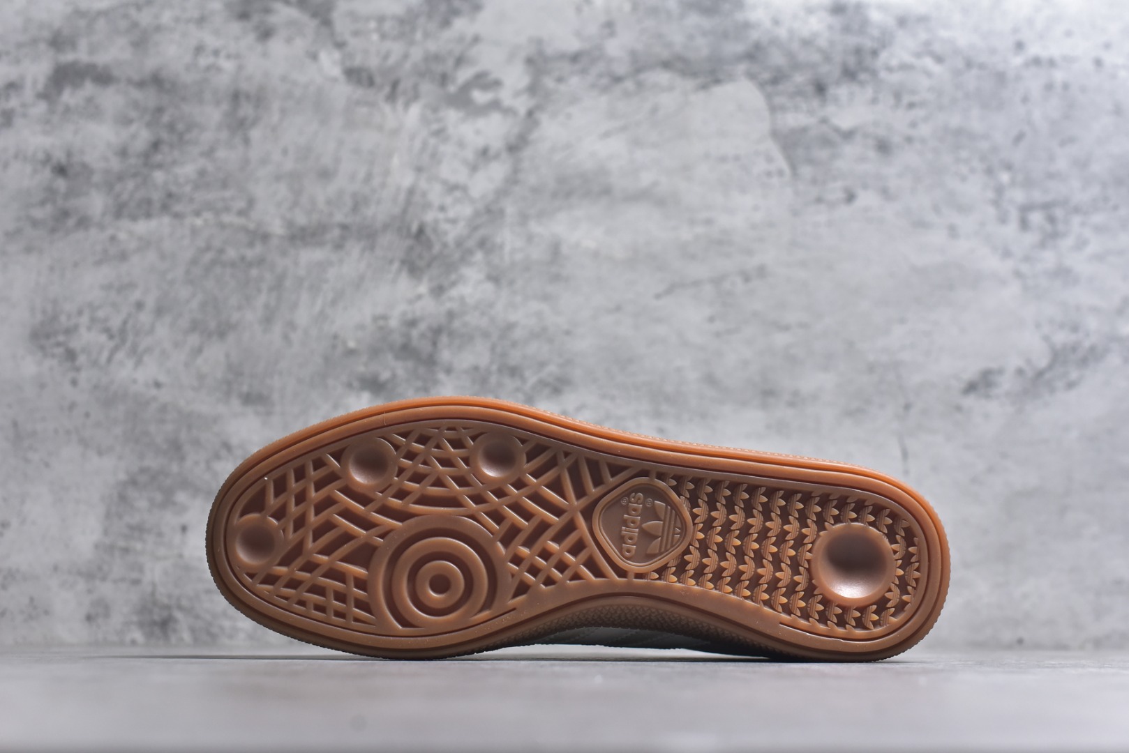 图片[6]-#马年新款海外定制限量发售 Adidas Originals GAZELLE INDOOR“马年联名限定-白灰”专为 2026 丙午马年打造的限定德训鞋，延续 adidas 经典板鞋版型，鞋尾与鞋头均点缀红色骏马剪影刺绣，身主体为米白荔枝纹皮革，搭配雾灰磨砂皮鞋头、浅灰三道杠及同色系鞋尾，标志性生胶外底加持，荔枝皮鞋面柔软亲肤，橡胶防滑大底稳当贴脚 货号：ZH2605 尺码：36 36.5 37.5 38 38.5 39 40 40.5 41 42 42.5 43 44 44.5 45-选品中心