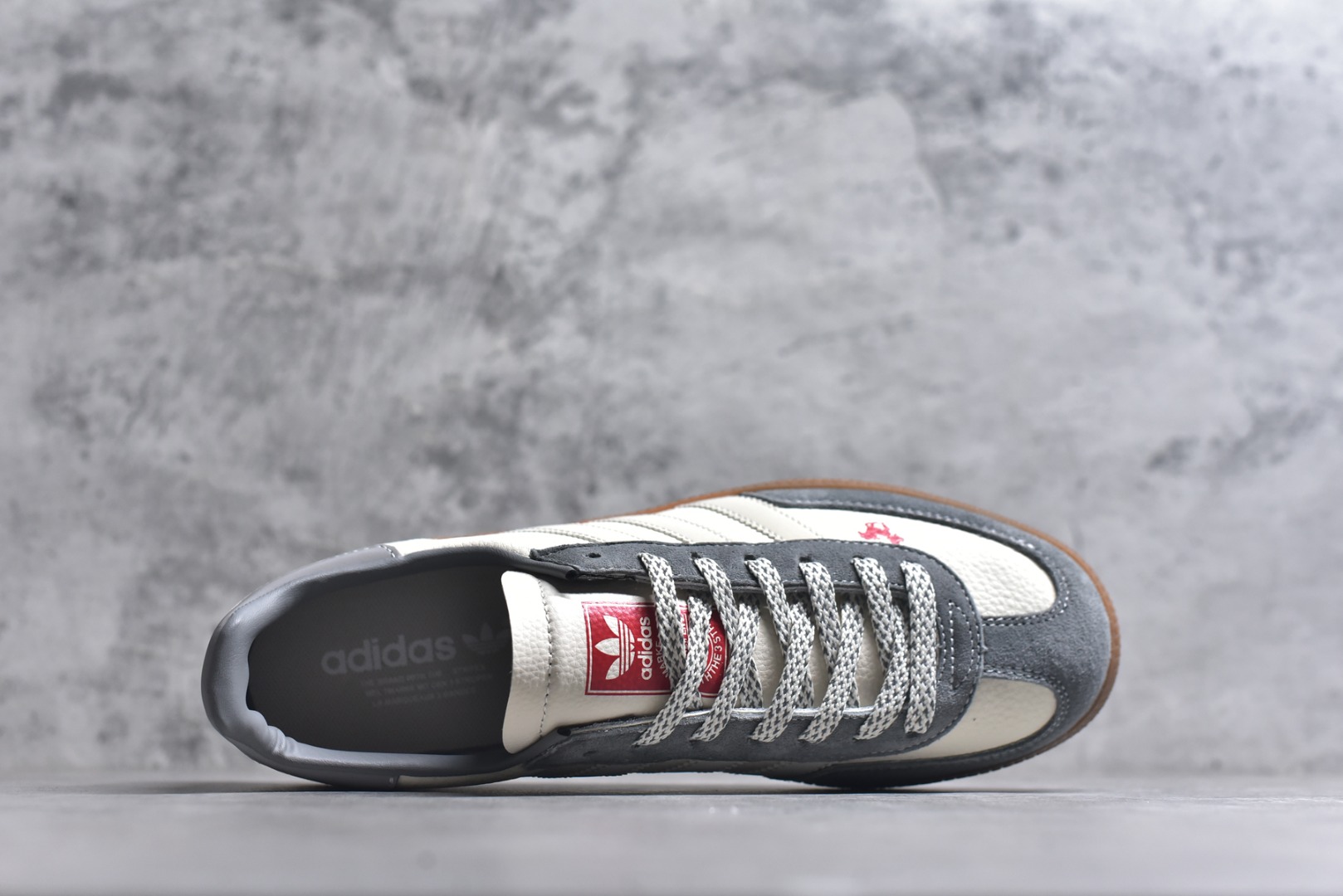 图片[4]-#马年新款海外定制限量发售 Adidas Originals GAZELLE INDOOR“马年联名限定-白灰”专为 2026 丙午马年打造的限定德训鞋，延续 adidas 经典板鞋版型，鞋尾与鞋头均点缀红色骏马剪影刺绣，身主体为米白荔枝纹皮革，搭配雾灰磨砂皮鞋头、浅灰三道杠及同色系鞋尾，标志性生胶外底加持，荔枝皮鞋面柔软亲肤，橡胶防滑大底稳当贴脚 货号：ZH2605 尺码：36 36.5 37.5 38 38.5 39 40 40.5 41 42 42.5 43 44 44.5 45-选品中心