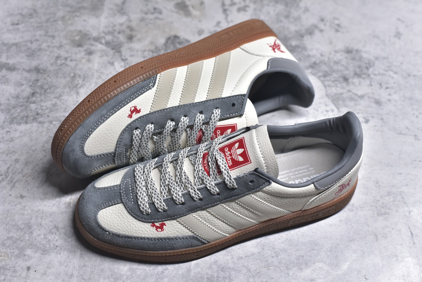图片[7]-#马年新款海外定制限量发售 Adidas Originals GAZELLE INDOOR“马年联名限定-白灰”专为 2026 丙午马年打造的限定德训鞋，延续 adidas 经典板鞋版型，鞋尾与鞋头均点缀红色骏马剪影刺绣，身主体为米白荔枝纹皮革，搭配雾灰磨砂皮鞋头、浅灰三道杠及同色系鞋尾，标志性生胶外底加持，荔枝皮鞋面柔软亲肤，橡胶防滑大底稳当贴脚 货号：ZH2605 尺码：36 36.5 37.5 38 38.5 39 40 40.5 41 42 42.5 43 44 44.5 45-选品中心