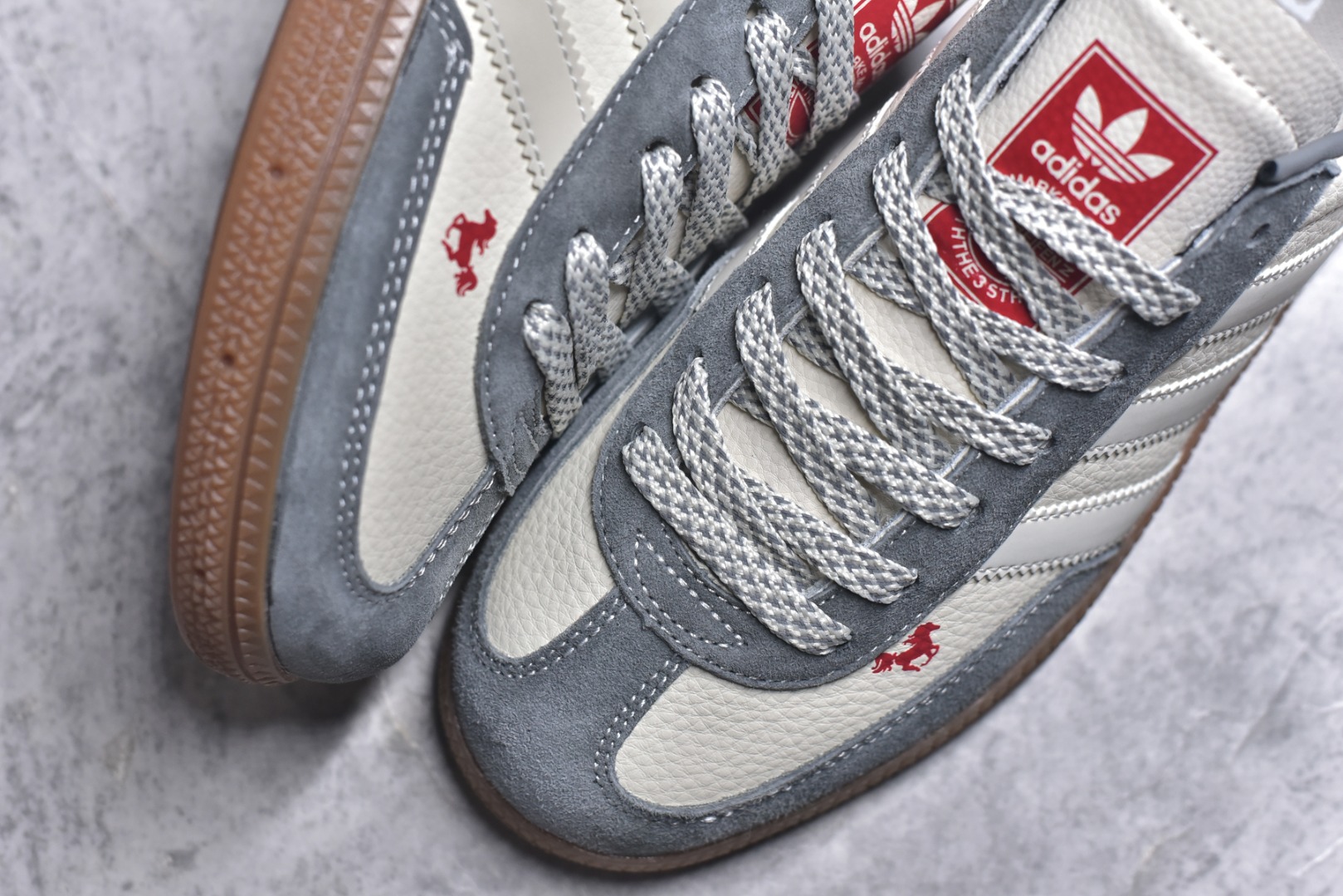 图片[8]-#马年新款海外定制限量发售 Adidas Originals GAZELLE INDOOR“马年联名限定-白灰”专为 2026 丙午马年打造的限定德训鞋，延续 adidas 经典板鞋版型，鞋尾与鞋头均点缀红色骏马剪影刺绣，身主体为米白荔枝纹皮革，搭配雾灰磨砂皮鞋头、浅灰三道杠及同色系鞋尾，标志性生胶外底加持，荔枝皮鞋面柔软亲肤，橡胶防滑大底稳当贴脚 货号：ZH2605 尺码：36 36.5 37.5 38 38.5 39 40 40.5 41 42 42.5 43 44 44.5 45-选品中心