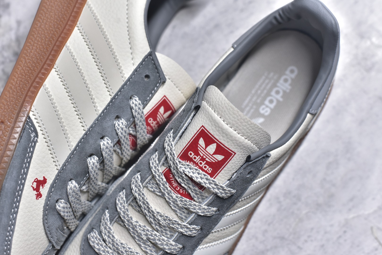 图片[9]-#马年新款海外定制限量发售 Adidas Originals GAZELLE INDOOR“马年联名限定-白灰”专为 2026 丙午马年打造的限定德训鞋，延续 adidas 经典板鞋版型，鞋尾与鞋头均点缀红色骏马剪影刺绣，身主体为米白荔枝纹皮革，搭配雾灰磨砂皮鞋头、浅灰三道杠及同色系鞋尾，标志性生胶外底加持，荔枝皮鞋面柔软亲肤，橡胶防滑大底稳当贴脚 货号：ZH2605 尺码：36 36.5 37.5 38 38.5 39 40 40.5 41 42 42.5 43 44 44.5 45-选品中心