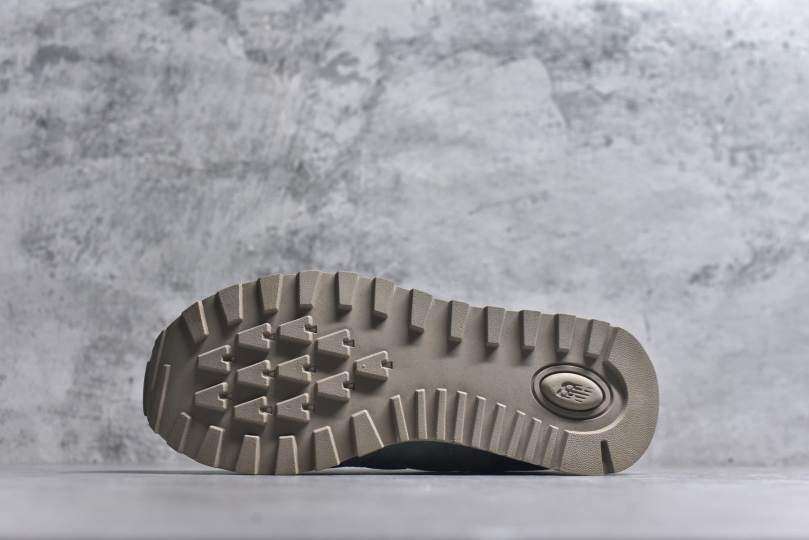 图片[6]-#New Balance NB 574 x 石头岛 复古运动跑步鞋 采用猪巴革组合网织物鞋面材质 全新4层组合独立私模大底 货号：U574LGTN 尺码：36 36.5 37.5 38 38.5 39 40 40.5 41.5 42 42.5 43 44 45-选品中心