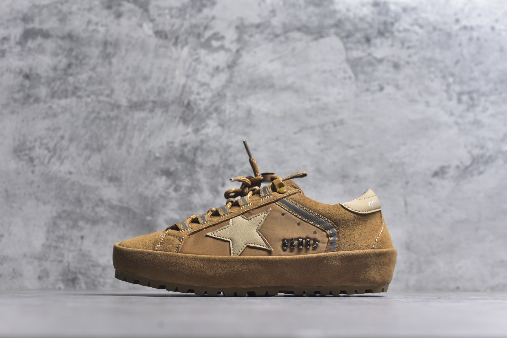 #Golden Goose True Star 25s最新款 易烊千玺 萱美 王一博 朱亚文同款小红书爆款运动鞋 采用进口牛皮羊皮内里 舒适感爆满 Golden Goose True Star「为叛逆而生」的鞋履，其价值不仅在于材质与工艺，更在于对主流审美规则的颠覆。它适合那些追求「非标准化时尚」、愿意为独特性支付溢价的消费者，尤其在潮流易逝的当下，其手工做旧设计反而赋予产品「反潮流」的永恒感。然而，对于务实型消费者而言，高昂的价格、小众的风格以及相对复杂的护理需求（如避免接触尖锐物体）可能使其性价比大打折扣。若将其视为「可穿戴的艺术品」，True Star 无疑是成功的；若以传统鞋履标准衡量，它则更像是一场关于时尚哲学的实验。#记录吧就现在 #goldengoose #易烊千玺 #ggdb #宝藏男孩易烊千玺 #鞋控の日常 #潮流薯 #复古穿搭 尺码：35 36 37 38 39 40-选品中心