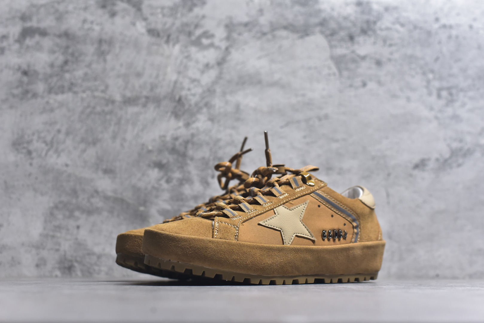 图片[2]-#Golden Goose True Star 25s最新款 易烊千玺 萱美 王一博 朱亚文同款小红书爆款运动鞋 采用进口牛皮羊皮内里 舒适感爆满 Golden Goose True Star「为叛逆而生」的鞋履，其价值不仅在于材质与工艺，更在于对主流审美规则的颠覆。它适合那些追求「非标准化时尚」、愿意为独特性支付溢价的消费者，尤其在潮流易逝的当下，其手工做旧设计反而赋予产品「反潮流」的永恒感。然而，对于务实型消费者而言，高昂的价格、小众的风格以及相对复杂的护理需求（如避免接触尖锐物体）可能使其性价比大打折扣。若将其视为「可穿戴的艺术品」，True Star 无疑是成功的；若以传统鞋履标准衡量，它则更像是一场关于时尚哲学的实验。#记录吧就现在 #goldengoose #易烊千玺 #ggdb #宝藏男孩易烊千玺 #鞋控の日常 #潮流薯 #复古穿搭 尺码：35 36 37 38 39 40-选品中心