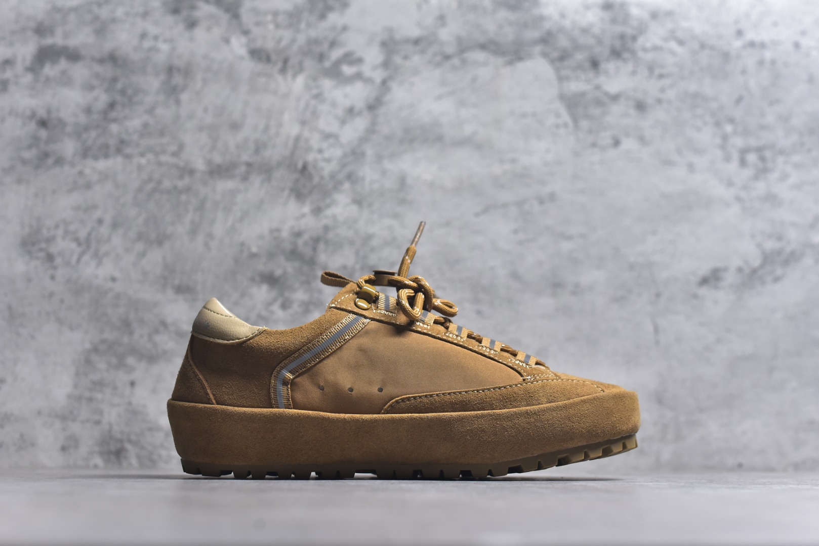 图片[3]-#Golden Goose True Star 25s最新款 易烊千玺 萱美 王一博 朱亚文同款小红书爆款运动鞋 采用进口牛皮羊皮内里 舒适感爆满 Golden Goose True Star「为叛逆而生」的鞋履，其价值不仅在于材质与工艺，更在于对主流审美规则的颠覆。它适合那些追求「非标准化时尚」、愿意为独特性支付溢价的消费者，尤其在潮流易逝的当下，其手工做旧设计反而赋予产品「反潮流」的永恒感。然而，对于务实型消费者而言，高昂的价格、小众的风格以及相对复杂的护理需求（如避免接触尖锐物体）可能使其性价比大打折扣。若将其视为「可穿戴的艺术品」，True Star 无疑是成功的；若以传统鞋履标准衡量，它则更像是一场关于时尚哲学的实验。#记录吧就现在 #goldengoose #易烊千玺 #ggdb #宝藏男孩易烊千玺 #鞋控の日常 #潮流薯 #复古穿搭 尺码：35 36 37 38 39 40-选品中心