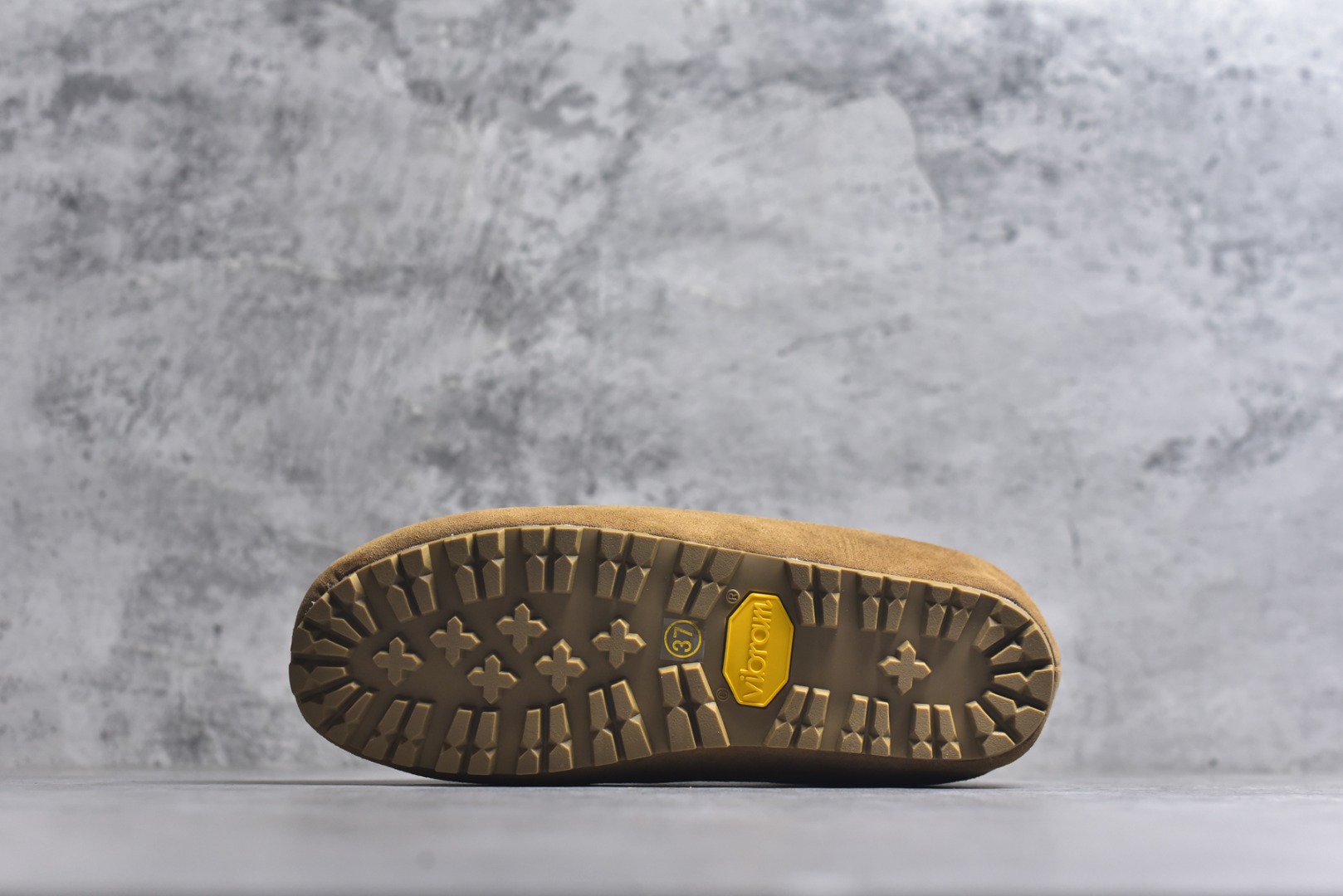 图片[6]-#Golden Goose True Star 25s最新款 易烊千玺 萱美 王一博 朱亚文同款小红书爆款运动鞋 采用进口牛皮羊皮内里 舒适感爆满 Golden Goose True Star「为叛逆而生」的鞋履，其价值不仅在于材质与工艺，更在于对主流审美规则的颠覆。它适合那些追求「非标准化时尚」、愿意为独特性支付溢价的消费者，尤其在潮流易逝的当下，其手工做旧设计反而赋予产品「反潮流」的永恒感。然而，对于务实型消费者而言，高昂的价格、小众的风格以及相对复杂的护理需求（如避免接触尖锐物体）可能使其性价比大打折扣。若将其视为「可穿戴的艺术品」，True Star 无疑是成功的；若以传统鞋履标准衡量，它则更像是一场关于时尚哲学的实验。#记录吧就现在 #goldengoose #易烊千玺 #ggdb #宝藏男孩易烊千玺 #鞋控の日常 #潮流薯 #复古穿搭 尺码：35 36 37 38 39 40-选品中心