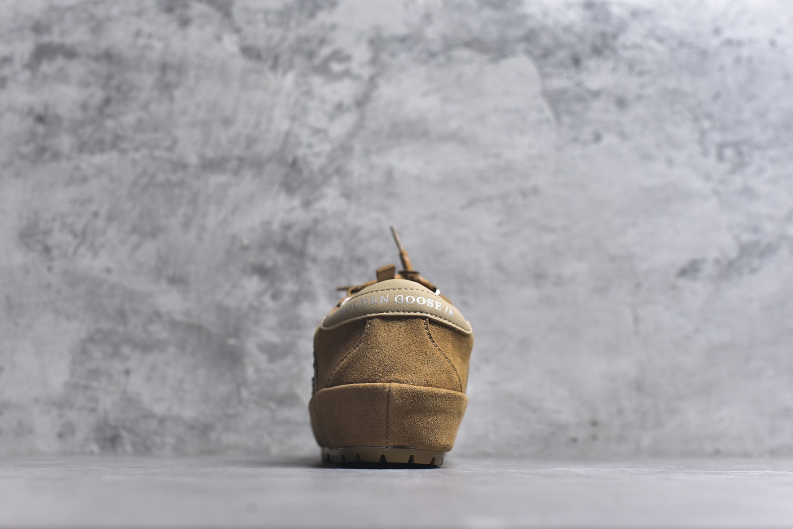 图片[5]-#Golden Goose True Star 25s最新款 易烊千玺 萱美 王一博 朱亚文同款小红书爆款运动鞋 采用进口牛皮羊皮内里 舒适感爆满 Golden Goose True Star「为叛逆而生」的鞋履，其价值不仅在于材质与工艺，更在于对主流审美规则的颠覆。它适合那些追求「非标准化时尚」、愿意为独特性支付溢价的消费者，尤其在潮流易逝的当下，其手工做旧设计反而赋予产品「反潮流」的永恒感。然而，对于务实型消费者而言，高昂的价格、小众的风格以及相对复杂的护理需求（如避免接触尖锐物体）可能使其性价比大打折扣。若将其视为「可穿戴的艺术品」，True Star 无疑是成功的；若以传统鞋履标准衡量，它则更像是一场关于时尚哲学的实验。#记录吧就现在 #goldengoose #易烊千玺 #ggdb #宝藏男孩易烊千玺 #鞋控の日常 #潮流薯 #复古穿搭 尺码：35 36 37 38 39 40-选品中心