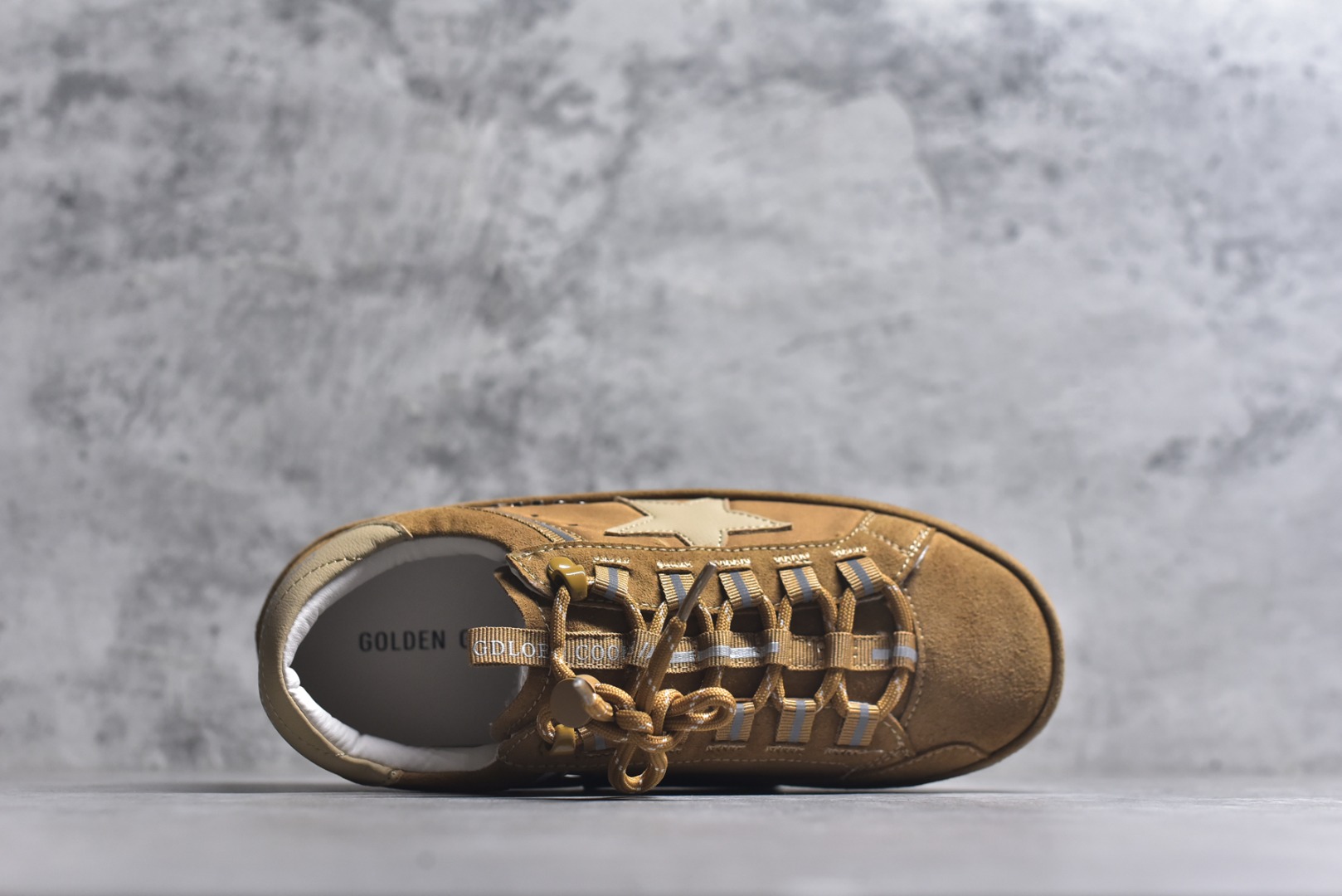 图片[4]-#Golden Goose True Star 25s最新款 易烊千玺 萱美 王一博 朱亚文同款小红书爆款运动鞋 采用进口牛皮羊皮内里 舒适感爆满 Golden Goose True Star「为叛逆而生」的鞋履，其价值不仅在于材质与工艺，更在于对主流审美规则的颠覆。它适合那些追求「非标准化时尚」、愿意为独特性支付溢价的消费者，尤其在潮流易逝的当下，其手工做旧设计反而赋予产品「反潮流」的永恒感。然而，对于务实型消费者而言，高昂的价格、小众的风格以及相对复杂的护理需求（如避免接触尖锐物体）可能使其性价比大打折扣。若将其视为「可穿戴的艺术品」，True Star 无疑是成功的；若以传统鞋履标准衡量，它则更像是一场关于时尚哲学的实验。#记录吧就现在 #goldengoose #易烊千玺 #ggdb #宝藏男孩易烊千玺 #鞋控の日常 #潮流薯 #复古穿搭 尺码：35 36 37 38 39 40-选品中心