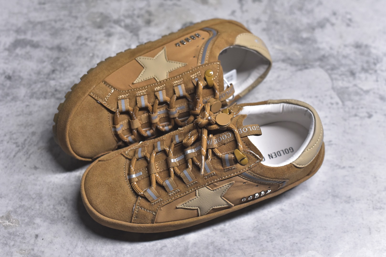 图片[7]-#Golden Goose True Star 25s最新款 易烊千玺 萱美 王一博 朱亚文同款小红书爆款运动鞋 采用进口牛皮羊皮内里 舒适感爆满 Golden Goose True Star「为叛逆而生」的鞋履，其价值不仅在于材质与工艺，更在于对主流审美规则的颠覆。它适合那些追求「非标准化时尚」、愿意为独特性支付溢价的消费者，尤其在潮流易逝的当下，其手工做旧设计反而赋予产品「反潮流」的永恒感。然而，对于务实型消费者而言，高昂的价格、小众的风格以及相对复杂的护理需求（如避免接触尖锐物体）可能使其性价比大打折扣。若将其视为「可穿戴的艺术品」，True Star 无疑是成功的；若以传统鞋履标准衡量，它则更像是一场关于时尚哲学的实验。#记录吧就现在 #goldengoose #易烊千玺 #ggdb #宝藏男孩易烊千玺 #鞋控の日常 #潮流薯 #复古穿搭 尺码：35 36 37 38 39 40-选品中心