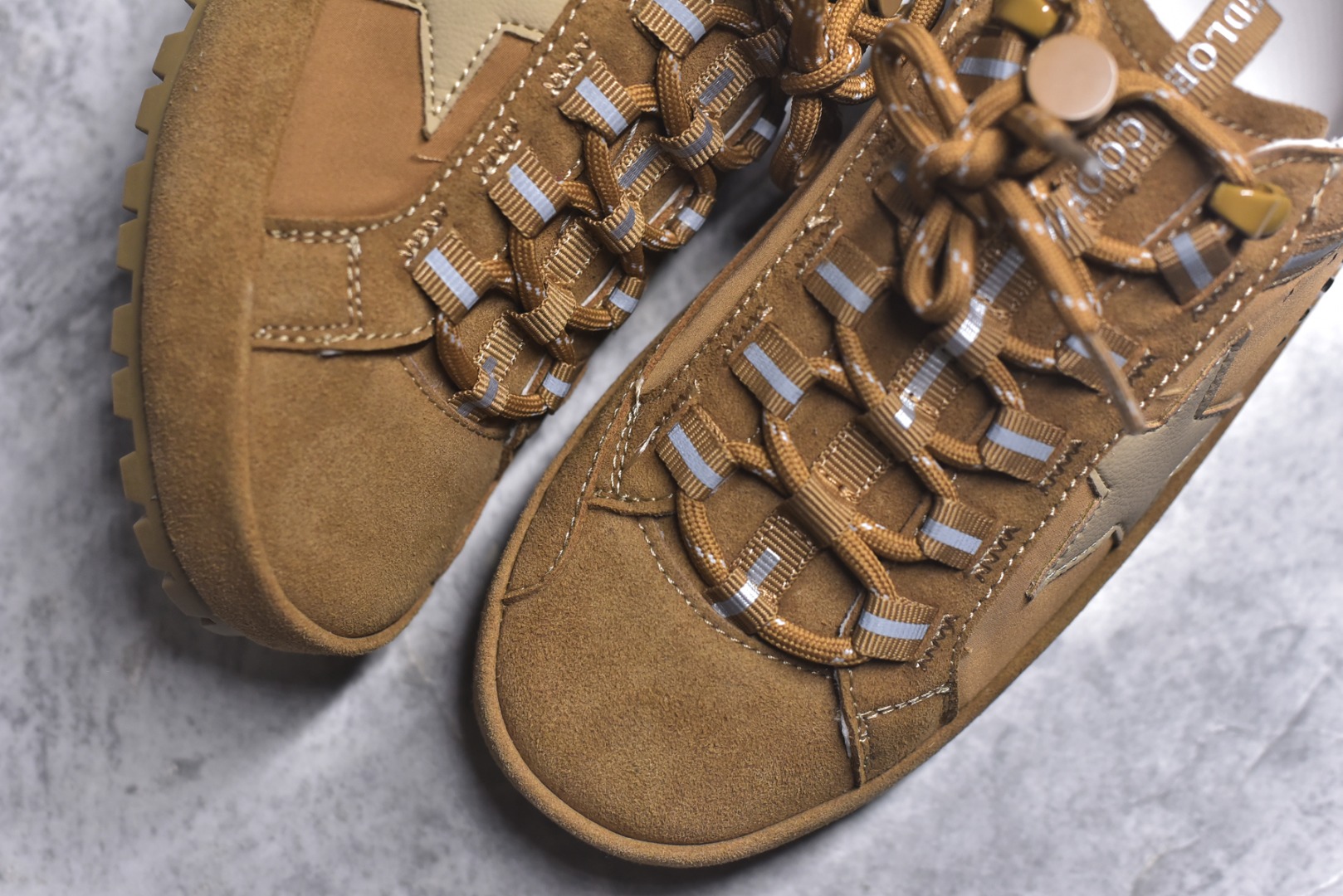 图片[8]-#Golden Goose True Star 25s最新款 易烊千玺 萱美 王一博 朱亚文同款小红书爆款运动鞋 采用进口牛皮羊皮内里 舒适感爆满 Golden Goose True Star「为叛逆而生」的鞋履，其价值不仅在于材质与工艺，更在于对主流审美规则的颠覆。它适合那些追求「非标准化时尚」、愿意为独特性支付溢价的消费者，尤其在潮流易逝的当下，其手工做旧设计反而赋予产品「反潮流」的永恒感。然而，对于务实型消费者而言，高昂的价格、小众的风格以及相对复杂的护理需求（如避免接触尖锐物体）可能使其性价比大打折扣。若将其视为「可穿戴的艺术品」，True Star 无疑是成功的；若以传统鞋履标准衡量，它则更像是一场关于时尚哲学的实验。#记录吧就现在 #goldengoose #易烊千玺 #ggdb #宝藏男孩易烊千玺 #鞋控の日常 #潮流薯 #复古穿搭 尺码：35 36 37 38 39 40-选品中心