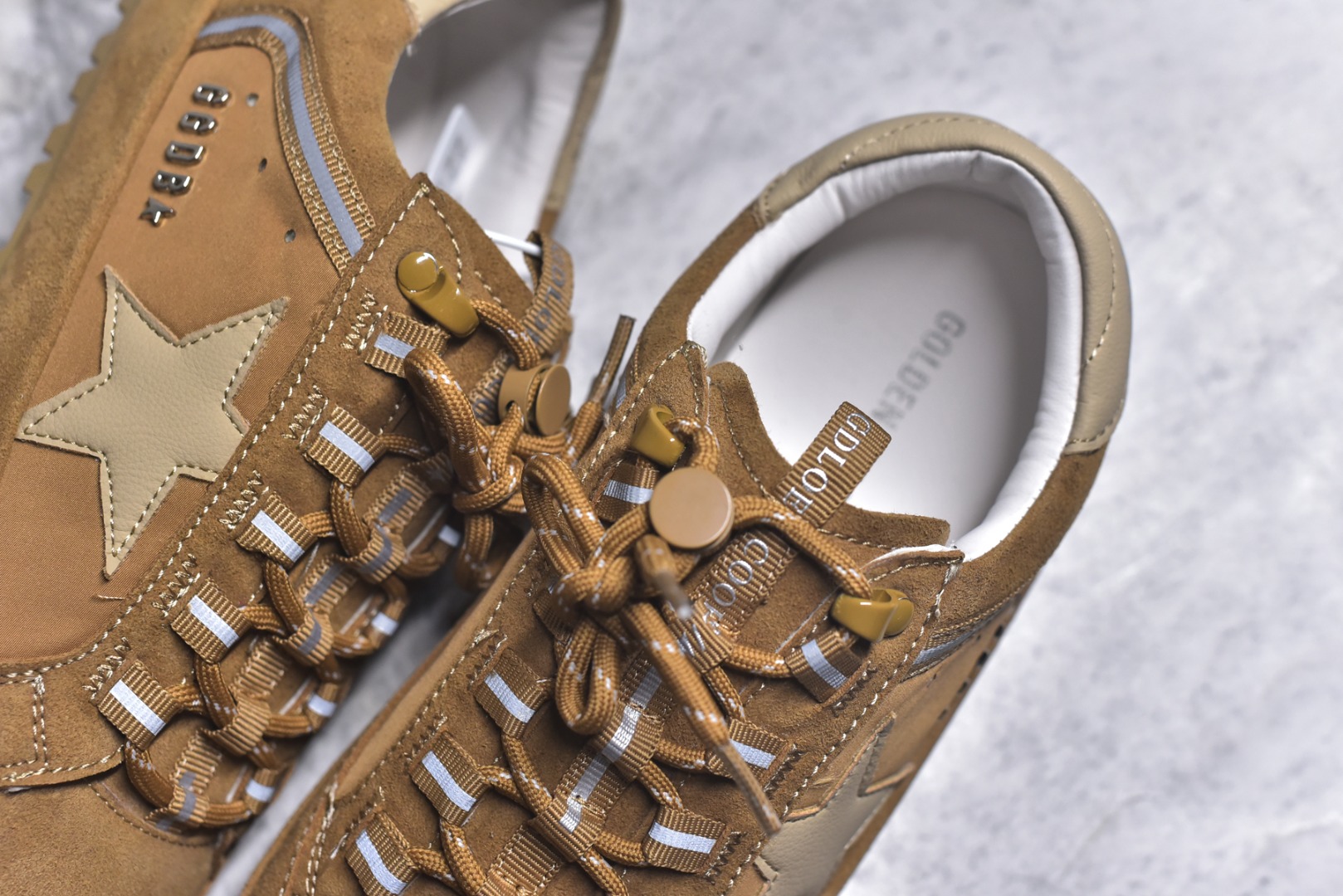 图片[9]-#Golden Goose True Star 25s最新款 易烊千玺 萱美 王一博 朱亚文同款小红书爆款运动鞋 采用进口牛皮羊皮内里 舒适感爆满 Golden Goose True Star「为叛逆而生」的鞋履，其价值不仅在于材质与工艺，更在于对主流审美规则的颠覆。它适合那些追求「非标准化时尚」、愿意为独特性支付溢价的消费者，尤其在潮流易逝的当下，其手工做旧设计反而赋予产品「反潮流」的永恒感。然而，对于务实型消费者而言，高昂的价格、小众的风格以及相对复杂的护理需求（如避免接触尖锐物体）可能使其性价比大打折扣。若将其视为「可穿戴的艺术品」，True Star 无疑是成功的；若以传统鞋履标准衡量，它则更像是一场关于时尚哲学的实验。#记录吧就现在 #goldengoose #易烊千玺 #ggdb #宝藏男孩易烊千玺 #鞋控の日常 #潮流薯 #复古穿搭 尺码：35 36 37 38 39 40-选品中心