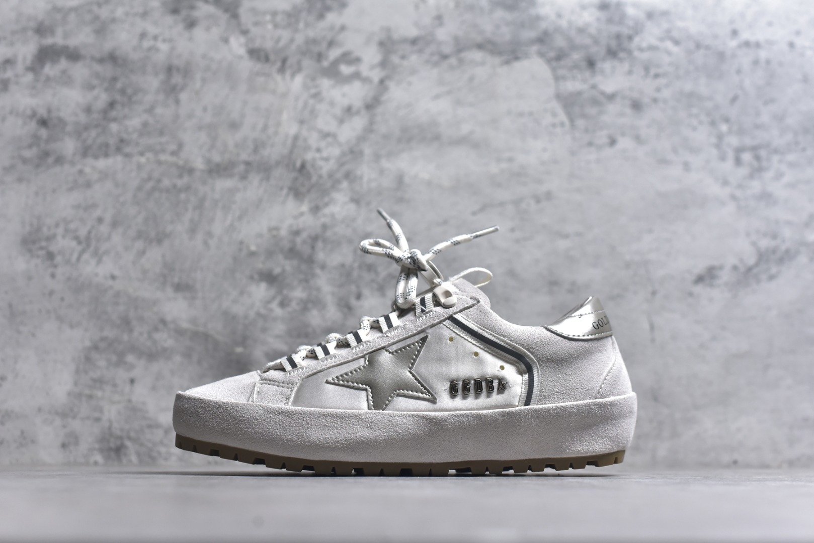 #Golden Goose True Star 25s最新款 易烊千玺 萱美 王一博 朱亚文同款小红书爆款运动鞋 采用进口牛皮羊皮内里 舒适感爆满 Golden Goose True Star「为叛逆而生」的鞋履，其价值不仅在于材质与工艺，更在于对主流审美规则的颠覆。它适合那些追求「非标准化时尚」、愿意为独特性支付溢价的消费者，尤其在潮流易逝的当下，其手工做旧设计反而赋予产品「反潮流」的永恒感。然而，对于务实型消费者而言，高昂的价格、小众的风格以及相对复杂的护理需求（如避免接触尖锐物体）可能使其性价比大打折扣。若将其视为「可穿戴的艺术品」，True Star 无疑是成功的；若以传统鞋履标准衡量，它则更像是一场关于时尚哲学的实验。#记录吧就现在 #goldengoose #易烊千玺 #ggdb #宝藏男孩易烊千玺 #鞋控の日常 #潮流薯 #复古穿搭 尺码：35 36 37 38 39 40-选品中心