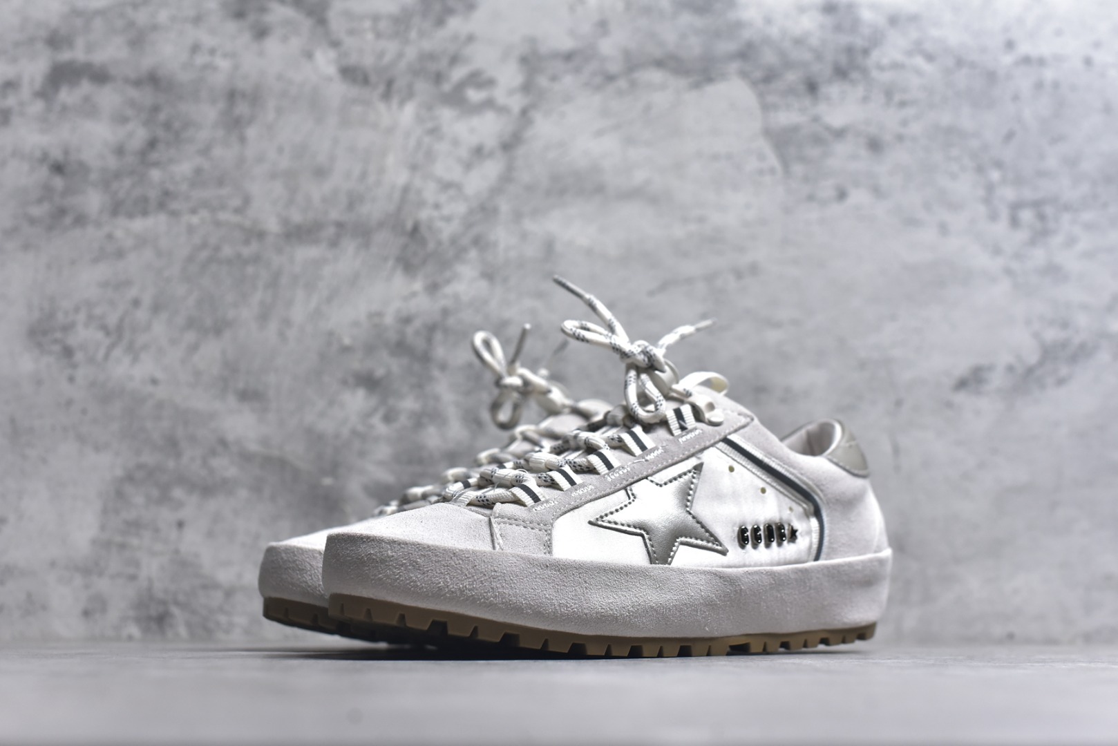 图片[2]-#Golden Goose True Star 25s最新款 易烊千玺 萱美 王一博 朱亚文同款小红书爆款运动鞋 采用进口牛皮羊皮内里 舒适感爆满 Golden Goose True Star「为叛逆而生」的鞋履，其价值不仅在于材质与工艺，更在于对主流审美规则的颠覆。它适合那些追求「非标准化时尚」、愿意为独特性支付溢价的消费者，尤其在潮流易逝的当下，其手工做旧设计反而赋予产品「反潮流」的永恒感。然而，对于务实型消费者而言，高昂的价格、小众的风格以及相对复杂的护理需求（如避免接触尖锐物体）可能使其性价比大打折扣。若将其视为「可穿戴的艺术品」，True Star 无疑是成功的；若以传统鞋履标准衡量，它则更像是一场关于时尚哲学的实验。#记录吧就现在 #goldengoose #易烊千玺 #ggdb #宝藏男孩易烊千玺 #鞋控の日常 #潮流薯 #复古穿搭 尺码：35 36 37 38 39 40-选品中心