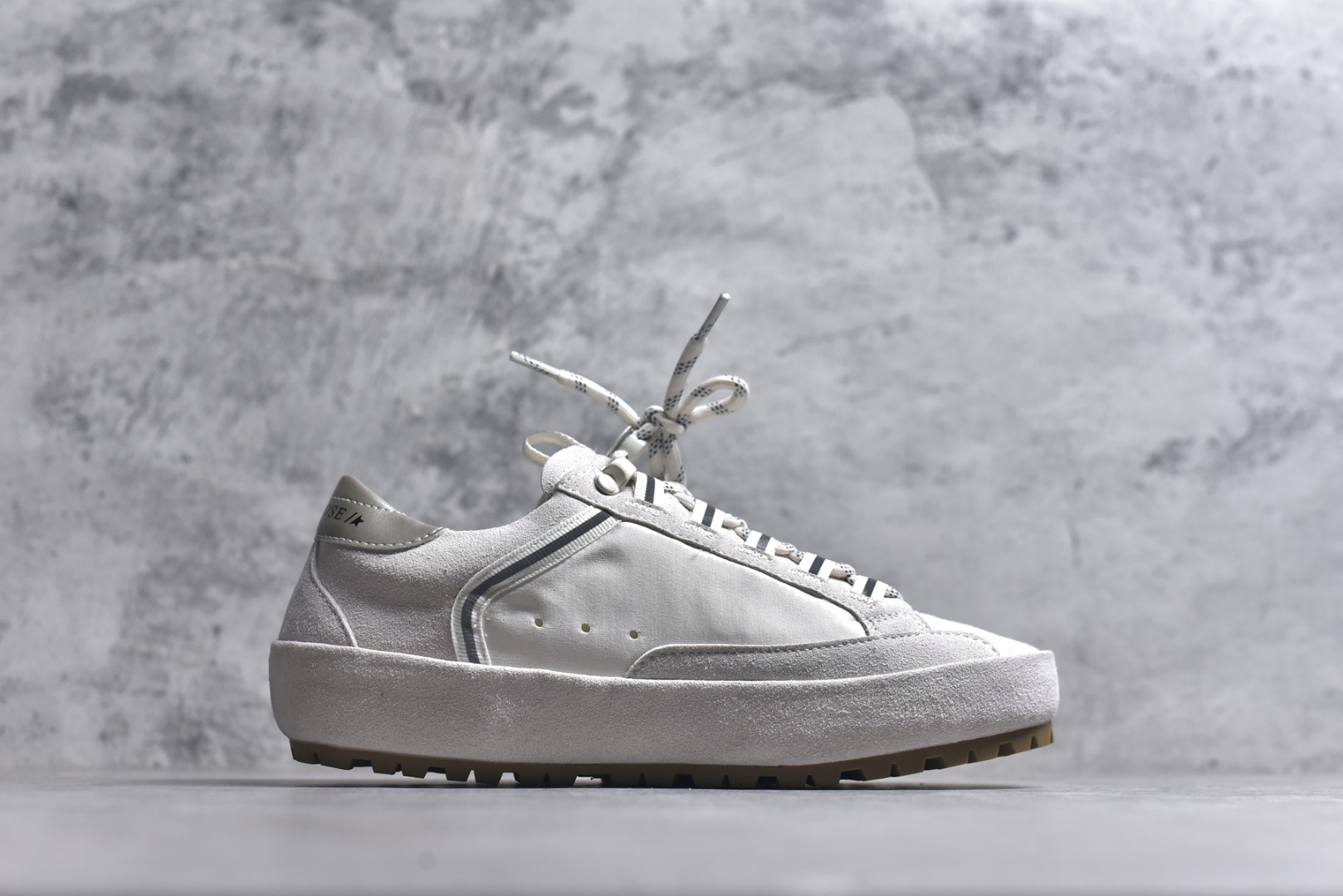 图片[3]-#Golden Goose True Star 25s最新款 易烊千玺 萱美 王一博 朱亚文同款小红书爆款运动鞋 采用进口牛皮羊皮内里 舒适感爆满 Golden Goose True Star「为叛逆而生」的鞋履，其价值不仅在于材质与工艺，更在于对主流审美规则的颠覆。它适合那些追求「非标准化时尚」、愿意为独特性支付溢价的消费者，尤其在潮流易逝的当下，其手工做旧设计反而赋予产品「反潮流」的永恒感。然而，对于务实型消费者而言，高昂的价格、小众的风格以及相对复杂的护理需求（如避免接触尖锐物体）可能使其性价比大打折扣。若将其视为「可穿戴的艺术品」，True Star 无疑是成功的；若以传统鞋履标准衡量，它则更像是一场关于时尚哲学的实验。#记录吧就现在 #goldengoose #易烊千玺 #ggdb #宝藏男孩易烊千玺 #鞋控の日常 #潮流薯 #复古穿搭 尺码：35 36 37 38 39 40-选品中心