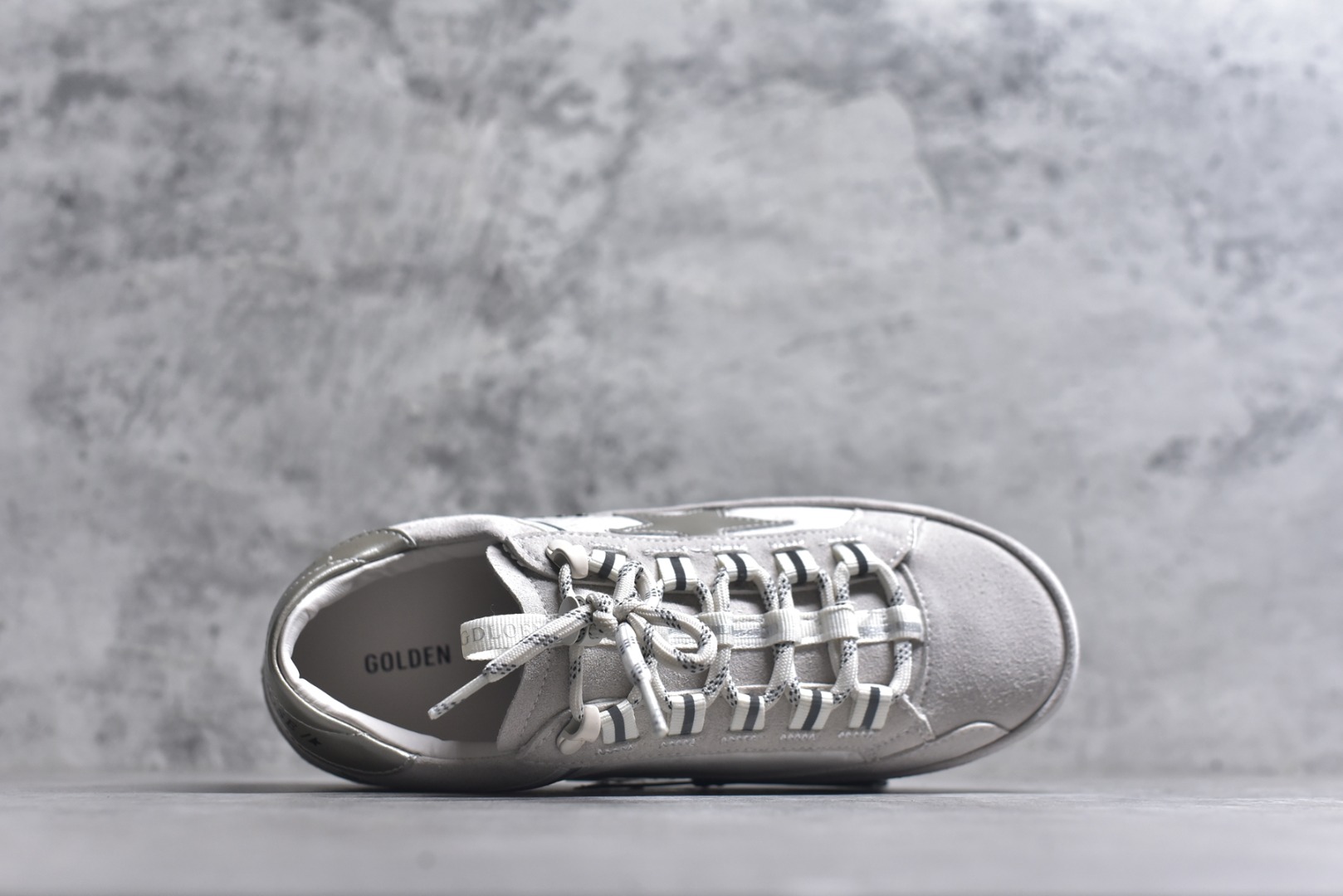 图片[4]-#Golden Goose True Star 25s最新款 易烊千玺 萱美 王一博 朱亚文同款小红书爆款运动鞋 采用进口牛皮羊皮内里 舒适感爆满 Golden Goose True Star「为叛逆而生」的鞋履，其价值不仅在于材质与工艺，更在于对主流审美规则的颠覆。它适合那些追求「非标准化时尚」、愿意为独特性支付溢价的消费者，尤其在潮流易逝的当下，其手工做旧设计反而赋予产品「反潮流」的永恒感。然而，对于务实型消费者而言，高昂的价格、小众的风格以及相对复杂的护理需求（如避免接触尖锐物体）可能使其性价比大打折扣。若将其视为「可穿戴的艺术品」，True Star 无疑是成功的；若以传统鞋履标准衡量，它则更像是一场关于时尚哲学的实验。#记录吧就现在 #goldengoose #易烊千玺 #ggdb #宝藏男孩易烊千玺 #鞋控の日常 #潮流薯 #复古穿搭 尺码：35 36 37 38 39 40-选品中心