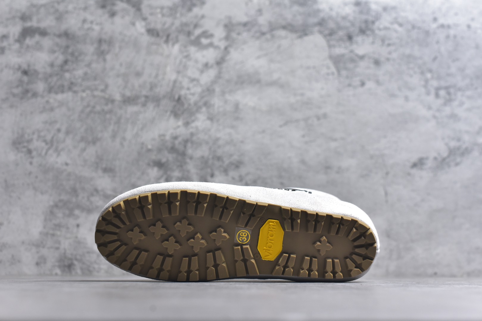 图片[6]-#Golden Goose True Star 25s最新款 易烊千玺 萱美 王一博 朱亚文同款小红书爆款运动鞋 采用进口牛皮羊皮内里 舒适感爆满 Golden Goose True Star「为叛逆而生」的鞋履，其价值不仅在于材质与工艺，更在于对主流审美规则的颠覆。它适合那些追求「非标准化时尚」、愿意为独特性支付溢价的消费者，尤其在潮流易逝的当下，其手工做旧设计反而赋予产品「反潮流」的永恒感。然而，对于务实型消费者而言，高昂的价格、小众的风格以及相对复杂的护理需求（如避免接触尖锐物体）可能使其性价比大打折扣。若将其视为「可穿戴的艺术品」，True Star 无疑是成功的；若以传统鞋履标准衡量，它则更像是一场关于时尚哲学的实验。#记录吧就现在 #goldengoose #易烊千玺 #ggdb #宝藏男孩易烊千玺 #鞋控の日常 #潮流薯 #复古穿搭 尺码：35 36 37 38 39 40-选品中心