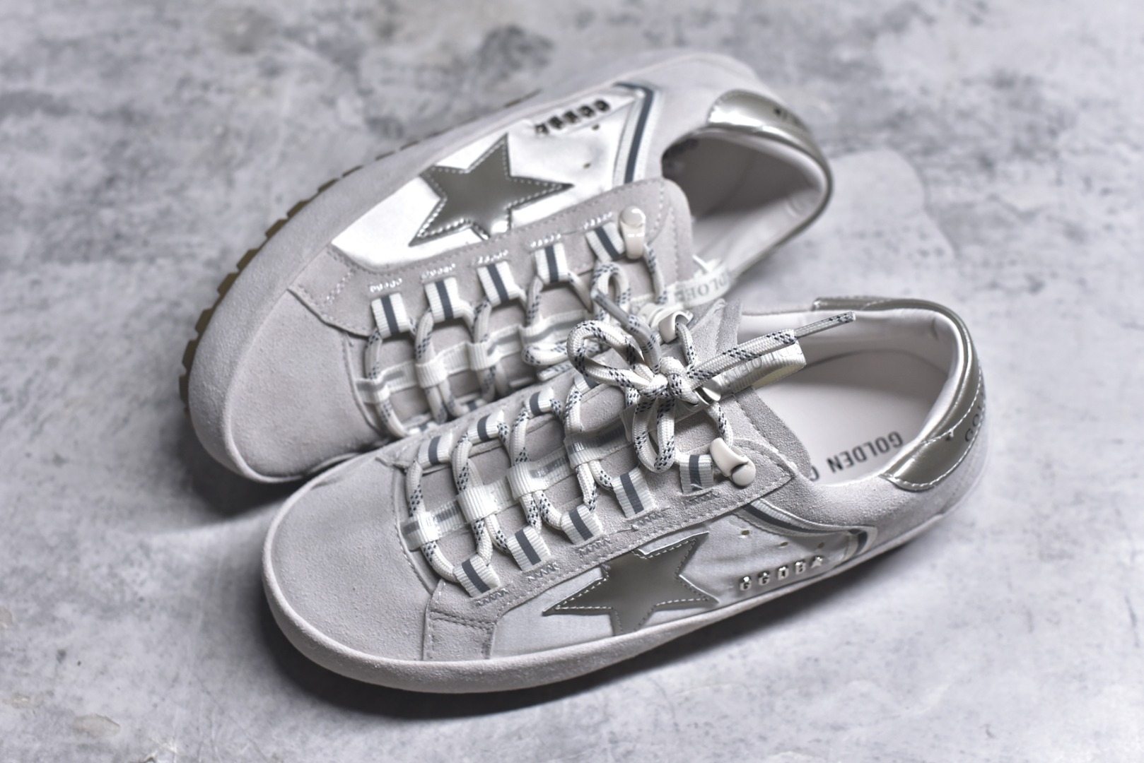 图片[7]-#Golden Goose True Star 25s最新款 易烊千玺 萱美 王一博 朱亚文同款小红书爆款运动鞋 采用进口牛皮羊皮内里 舒适感爆满 Golden Goose True Star「为叛逆而生」的鞋履，其价值不仅在于材质与工艺，更在于对主流审美规则的颠覆。它适合那些追求「非标准化时尚」、愿意为独特性支付溢价的消费者，尤其在潮流易逝的当下，其手工做旧设计反而赋予产品「反潮流」的永恒感。然而，对于务实型消费者而言，高昂的价格、小众的风格以及相对复杂的护理需求（如避免接触尖锐物体）可能使其性价比大打折扣。若将其视为「可穿戴的艺术品」，True Star 无疑是成功的；若以传统鞋履标准衡量，它则更像是一场关于时尚哲学的实验。#记录吧就现在 #goldengoose #易烊千玺 #ggdb #宝藏男孩易烊千玺 #鞋控の日常 #潮流薯 #复古穿搭 尺码：35 36 37 38 39 40-选品中心