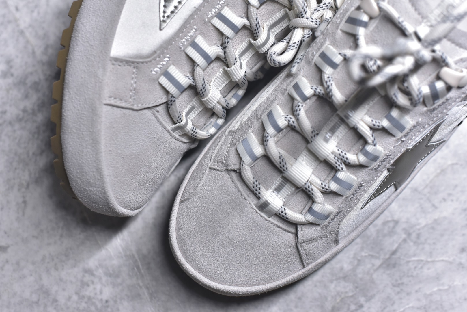 图片[8]-#Golden Goose True Star 25s最新款 易烊千玺 萱美 王一博 朱亚文同款小红书爆款运动鞋 采用进口牛皮羊皮内里 舒适感爆满 Golden Goose True Star「为叛逆而生」的鞋履，其价值不仅在于材质与工艺，更在于对主流审美规则的颠覆。它适合那些追求「非标准化时尚」、愿意为独特性支付溢价的消费者，尤其在潮流易逝的当下，其手工做旧设计反而赋予产品「反潮流」的永恒感。然而，对于务实型消费者而言，高昂的价格、小众的风格以及相对复杂的护理需求（如避免接触尖锐物体）可能使其性价比大打折扣。若将其视为「可穿戴的艺术品」，True Star 无疑是成功的；若以传统鞋履标准衡量，它则更像是一场关于时尚哲学的实验。#记录吧就现在 #goldengoose #易烊千玺 #ggdb #宝藏男孩易烊千玺 #鞋控の日常 #潮流薯 #复古穿搭 尺码：35 36 37 38 39 40-选品中心