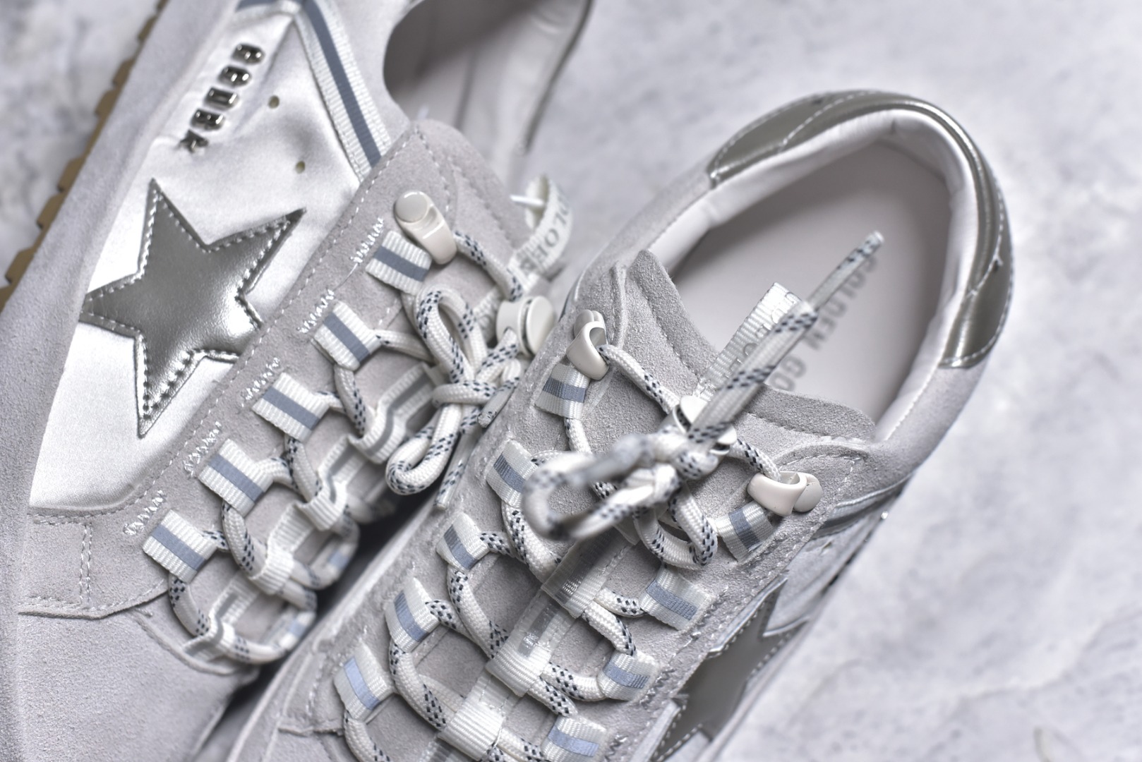 图片[9]-#Golden Goose True Star 25s最新款 易烊千玺 萱美 王一博 朱亚文同款小红书爆款运动鞋 采用进口牛皮羊皮内里 舒适感爆满 Golden Goose True Star「为叛逆而生」的鞋履，其价值不仅在于材质与工艺，更在于对主流审美规则的颠覆。它适合那些追求「非标准化时尚」、愿意为独特性支付溢价的消费者，尤其在潮流易逝的当下，其手工做旧设计反而赋予产品「反潮流」的永恒感。然而，对于务实型消费者而言，高昂的价格、小众的风格以及相对复杂的护理需求（如避免接触尖锐物体）可能使其性价比大打折扣。若将其视为「可穿戴的艺术品」，True Star 无疑是成功的；若以传统鞋履标准衡量，它则更像是一场关于时尚哲学的实验。#记录吧就现在 #goldengoose #易烊千玺 #ggdb #宝藏男孩易烊千玺 #鞋控の日常 #潮流薯 #复古穿搭 尺码：35 36 37 38 39 40-选品中心