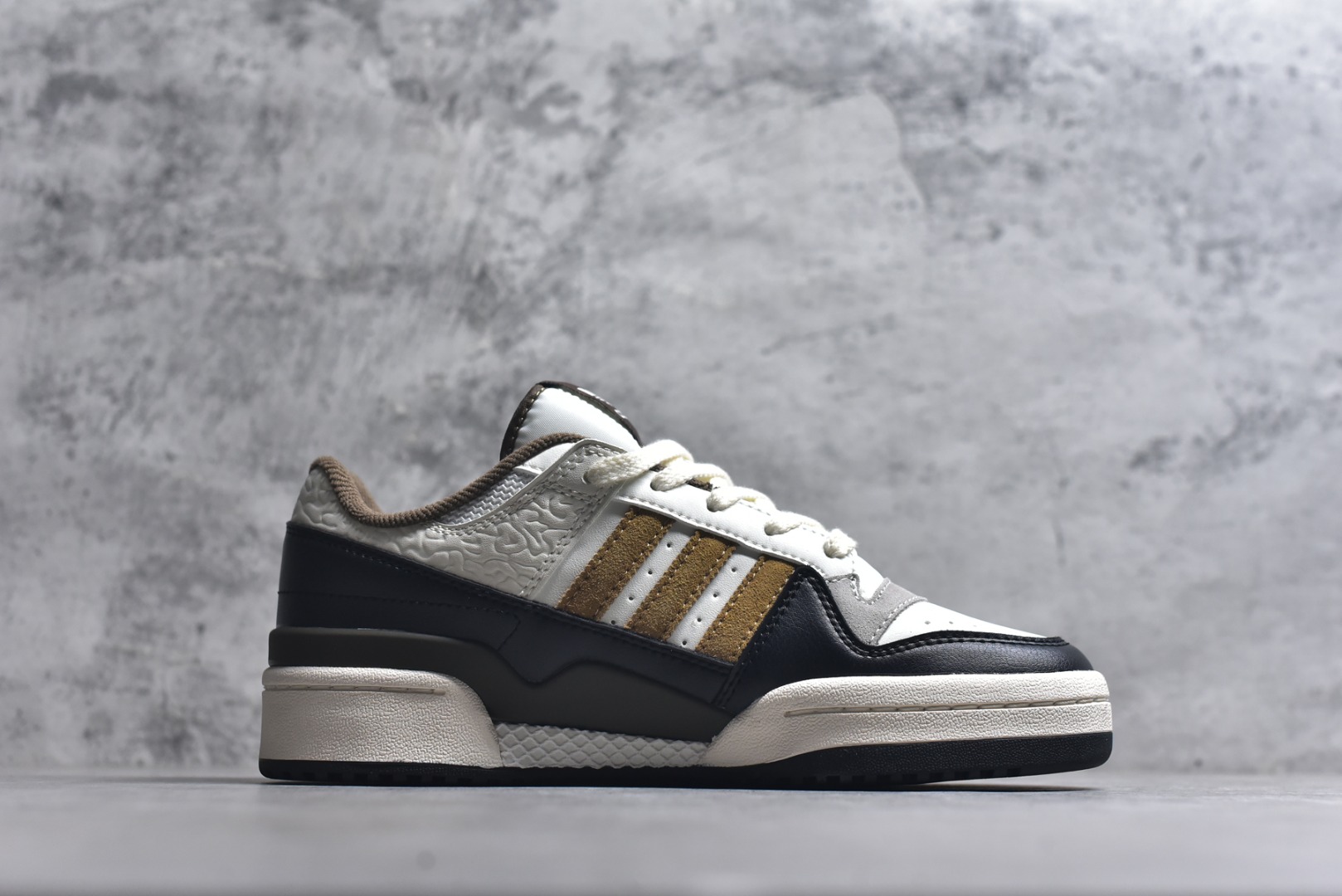 图片[3]-#AD Forum 84 Low OG 低帮百搭潮流休闲运动板鞋 JQ8734 以复古篮球鞋的外形为基础 采用皮革拼接 简约百搭 更加贴合舒适 中底内侧网格造型起到点睛之笔 外底橡胶 更显复古 尺码：35.5-45-选品中心