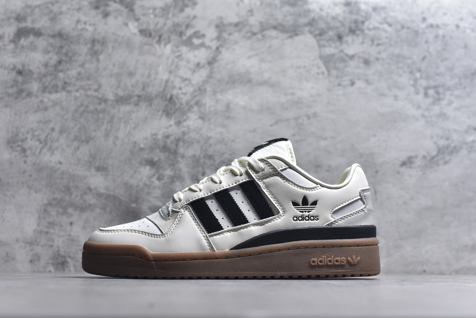 #AD Forum 84 Low OG 低帮百搭潮流休闲运动板鞋 JQ0209 以复古篮球鞋的外形为基础 采用皮革拼接 简约百搭 更加贴合舒适 中底内侧网格造型起到点睛之笔 外底橡胶 更显复古 尺码：36 36.5 37.5 38 38.5 39 40 40.5 41 42 42.5 43 44 44.5 45-选品中心