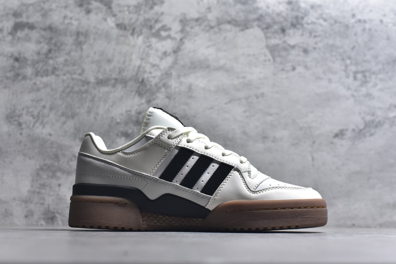 图片[3]-#AD Forum 84 Low OG 低帮百搭潮流休闲运动板鞋 JQ0209 以复古篮球鞋的外形为基础 采用皮革拼接 简约百搭 更加贴合舒适 中底内侧网格造型起到点睛之笔 外底橡胶 更显复古 尺码：36 36.5 37.5 38 38.5 39 40 40.5 41 42 42.5 43 44 44.5 45-选品中心