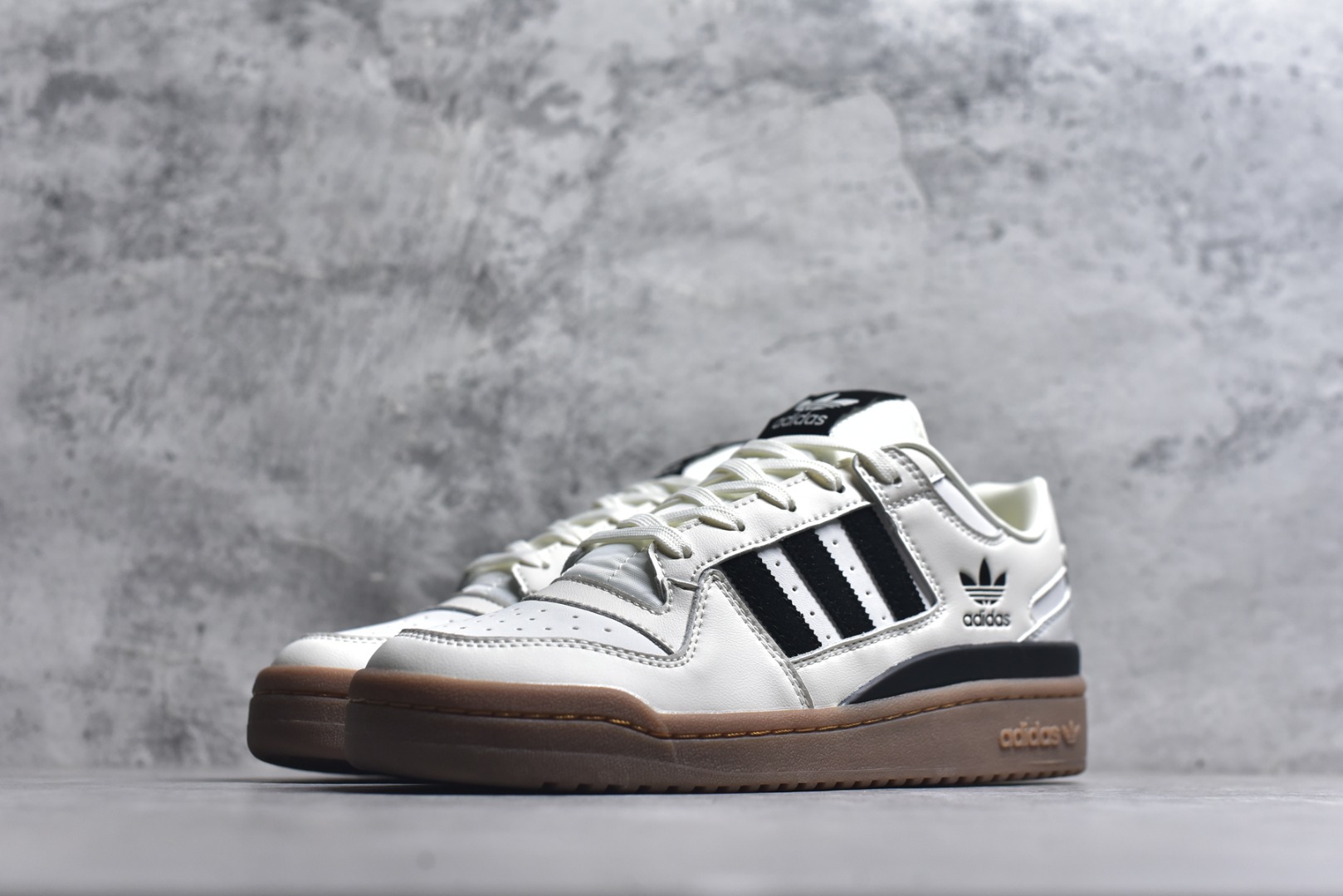 图片[2]-#AD Forum 84 Low OG 低帮百搭潮流休闲运动板鞋 JQ0209 以复古篮球鞋的外形为基础 采用皮革拼接 简约百搭 更加贴合舒适 中底内侧网格造型起到点睛之笔 外底橡胶 更显复古 尺码：36 36.5 37.5 38 38.5 39 40 40.5 41 42 42.5 43 44 44.5 45-选品中心