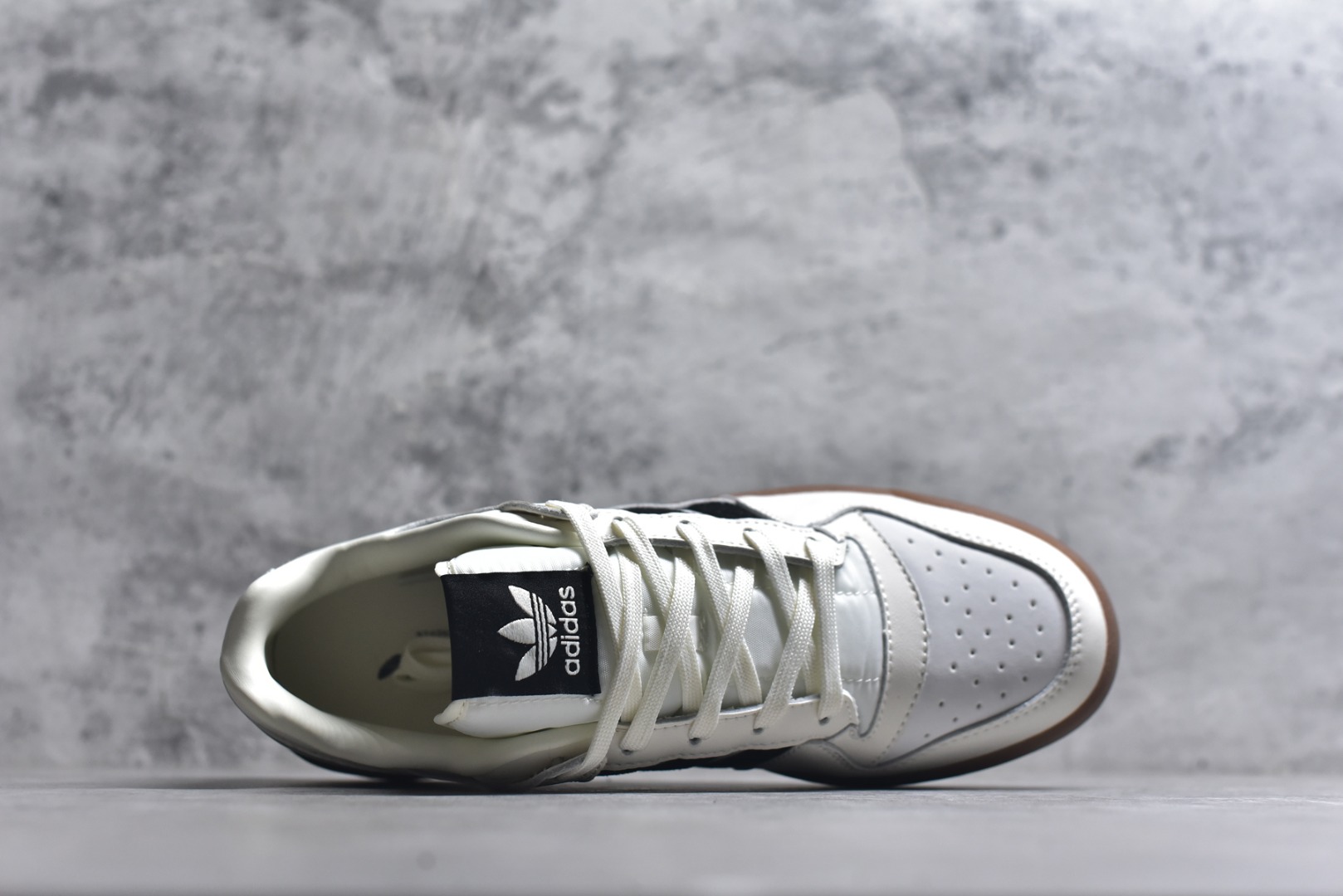 图片[4]-#AD Forum 84 Low OG 低帮百搭潮流休闲运动板鞋 JQ0209 以复古篮球鞋的外形为基础 采用皮革拼接 简约百搭 更加贴合舒适 中底内侧网格造型起到点睛之笔 外底橡胶 更显复古 尺码：36 36.5 37.5 38 38.5 39 40 40.5 41 42 42.5 43 44 44.5 45-选品中心