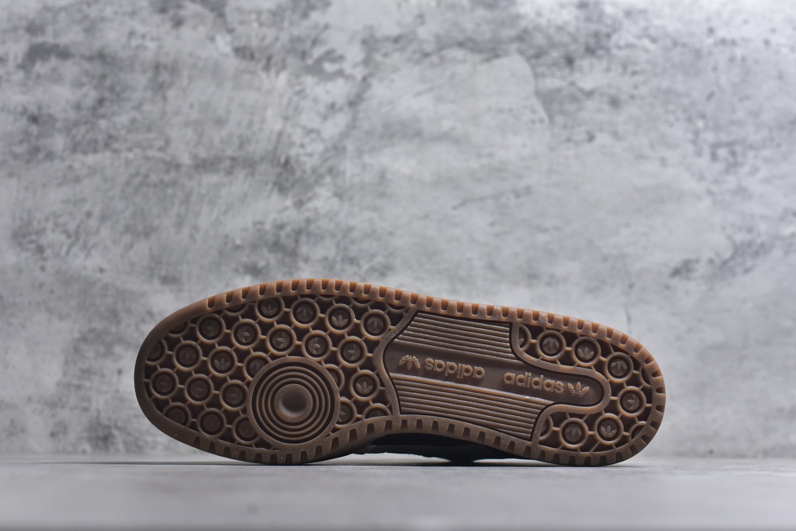 图片[6]-#AD Forum 84 Low OG 低帮百搭潮流休闲运动板鞋 JQ0209 以复古篮球鞋的外形为基础 采用皮革拼接 简约百搭 更加贴合舒适 中底内侧网格造型起到点睛之笔 外底橡胶 更显复古 尺码：36 36.5 37.5 38 38.5 39 40 40.5 41 42 42.5 43 44 44.5 45-选品中心