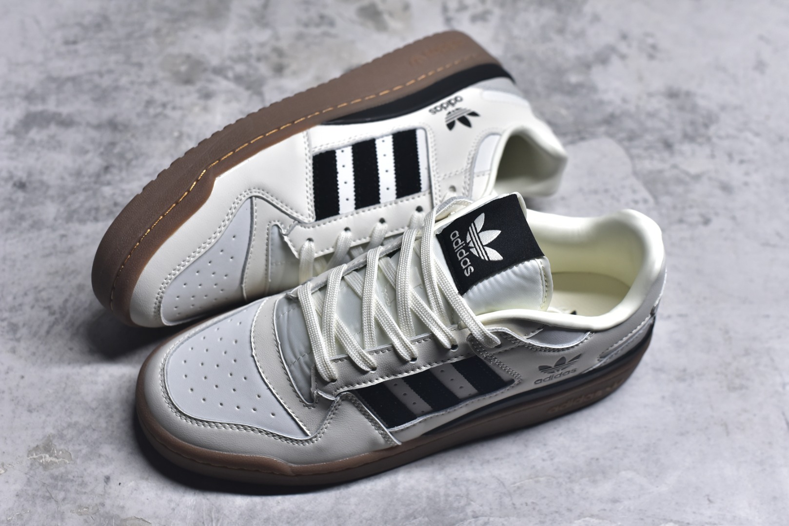 图片[7]-#AD Forum 84 Low OG 低帮百搭潮流休闲运动板鞋 JQ0209 以复古篮球鞋的外形为基础 采用皮革拼接 简约百搭 更加贴合舒适 中底内侧网格造型起到点睛之笔 外底橡胶 更显复古 尺码：36 36.5 37.5 38 38.5 39 40 40.5 41 42 42.5 43 44 44.5 45-选品中心