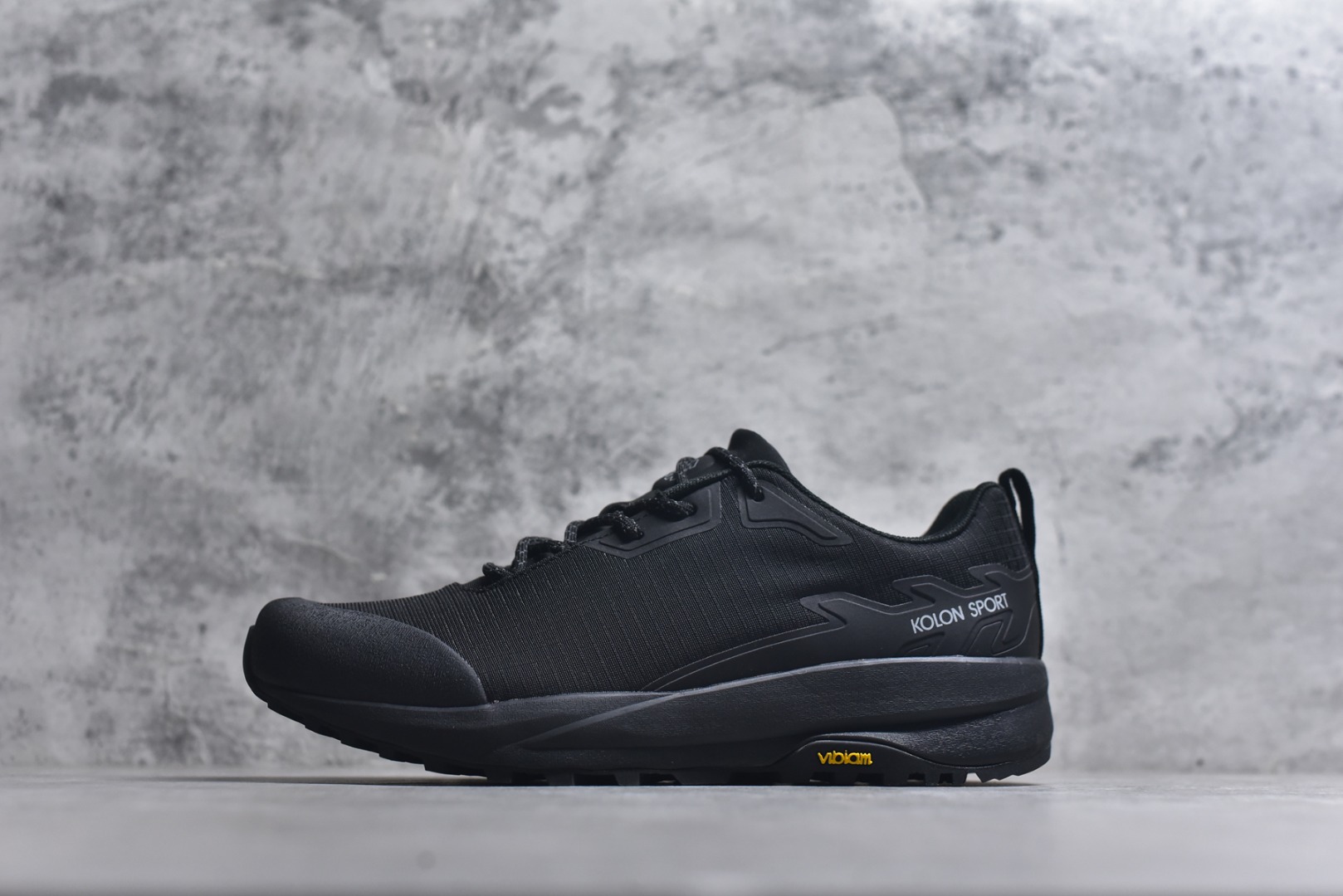 #可隆KOLON SPORT Skyler 2 舒适柔软 防水支撑轻便回弹 户外 低帮徒步鞋 目前市场顶级版本 所有细节都完美对应原版 支持防水效果 防滑耐磨效果拉满 户外功能满分 货号：LUFG5ST400-BK 尺码：39-44-选品中心