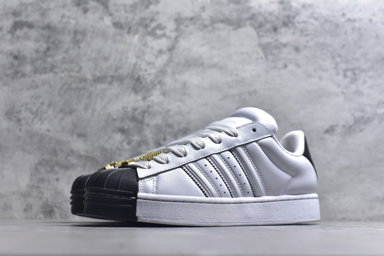 图片[2]-#AF Originals Superstar 2 贝壳头二代舒适百搭 板鞋面包鞋 IH6679 贝壳头诞生于1969年是第一双将全皮面鞋 身与橡胶鞋头结合在一起的低帮篮球鞋 Superstar最开始 是作为高帮篮球鞋Pro Model的低帮版本而出现的 但因为其独特和醒目的橡胶鞋头造型而让大家熟知 被大家形象地称为\”shelltoe\”贝壳头 在70年代的美国职业篮球场上 接近3/4的NBA球员都将这双Superstar作为场上用鞋 80年代之后 经过不断的改良和发展 Superstar逐渐成为横跨时装、音乐、街头文化、休闲和运动等各大领域的时尚潮鞋 尺码：36 36.5 37 38 38.5 39 40 40.5 41 42 42.5 43 44 44.5 45-选品中心