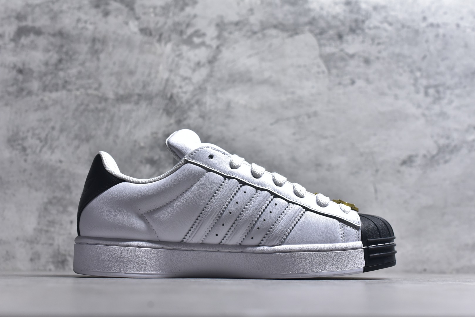 图片[3]-#AF Originals Superstar 2 贝壳头二代舒适百搭 板鞋面包鞋 IH6679 贝壳头诞生于1969年是第一双将全皮面鞋 身与橡胶鞋头结合在一起的低帮篮球鞋 Superstar最开始 是作为高帮篮球鞋Pro Model的低帮版本而出现的 但因为其独特和醒目的橡胶鞋头造型而让大家熟知 被大家形象地称为\”shelltoe\”贝壳头 在70年代的美国职业篮球场上 接近3/4的NBA球员都将这双Superstar作为场上用鞋 80年代之后 经过不断的改良和发展 Superstar逐渐成为横跨时装、音乐、街头文化、休闲和运动等各大领域的时尚潮鞋 尺码：36 36.5 37 38 38.5 39 40 40.5 41 42 42.5 43 44 44.5 45-选品中心