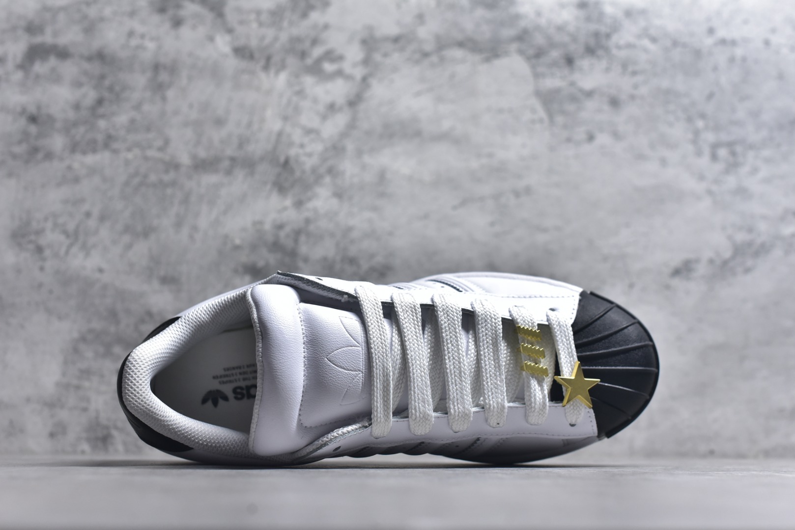图片[4]-#AF Originals Superstar 2 贝壳头二代舒适百搭 板鞋面包鞋 IH6679 贝壳头诞生于1969年是第一双将全皮面鞋 身与橡胶鞋头结合在一起的低帮篮球鞋 Superstar最开始 是作为高帮篮球鞋Pro Model的低帮版本而出现的 但因为其独特和醒目的橡胶鞋头造型而让大家熟知 被大家形象地称为\”shelltoe\”贝壳头 在70年代的美国职业篮球场上 接近3/4的NBA球员都将这双Superstar作为场上用鞋 80年代之后 经过不断的改良和发展 Superstar逐渐成为横跨时装、音乐、街头文化、休闲和运动等各大领域的时尚潮鞋 尺码：36 36.5 37 38 38.5 39 40 40.5 41 42 42.5 43 44 44.5 45-选品中心