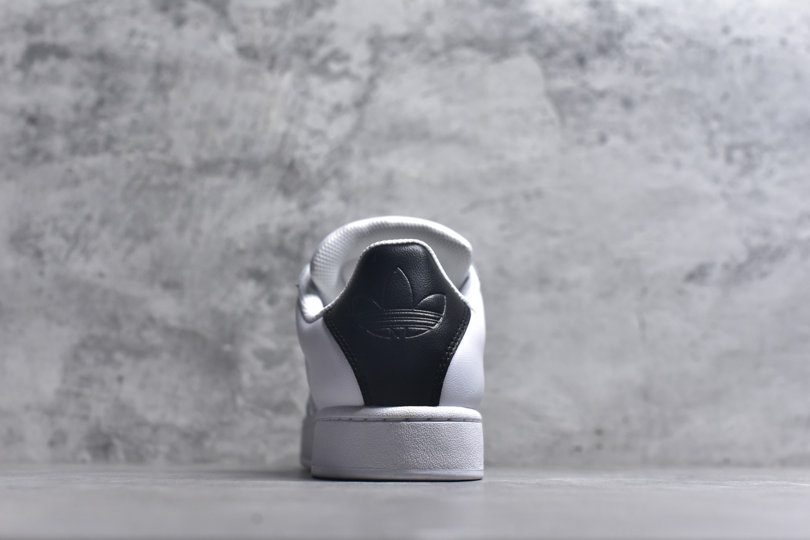 图片[5]-#AF Originals Superstar 2 贝壳头二代舒适百搭 板鞋面包鞋 IH6679 贝壳头诞生于1969年是第一双将全皮面鞋 身与橡胶鞋头结合在一起的低帮篮球鞋 Superstar最开始 是作为高帮篮球鞋Pro Model的低帮版本而出现的 但因为其独特和醒目的橡胶鞋头造型而让大家熟知 被大家形象地称为\”shelltoe\”贝壳头 在70年代的美国职业篮球场上 接近3/4的NBA球员都将这双Superstar作为场上用鞋 80年代之后 经过不断的改良和发展 Superstar逐渐成为横跨时装、音乐、街头文化、休闲和运动等各大领域的时尚潮鞋 尺码：36 36.5 37 38 38.5 39 40 40.5 41 42 42.5 43 44 44.5 45-选品中心