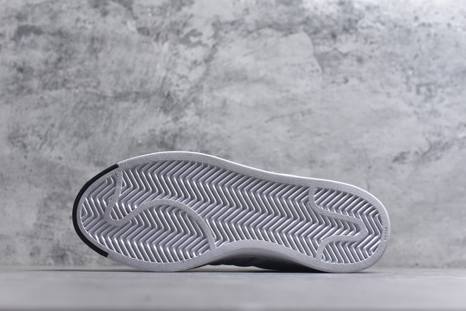 图片[6]-#AF Originals Superstar 2 贝壳头二代舒适百搭 板鞋面包鞋 IH6679 贝壳头诞生于1969年是第一双将全皮面鞋 身与橡胶鞋头结合在一起的低帮篮球鞋 Superstar最开始 是作为高帮篮球鞋Pro Model的低帮版本而出现的 但因为其独特和醒目的橡胶鞋头造型而让大家熟知 被大家形象地称为\”shelltoe\”贝壳头 在70年代的美国职业篮球场上 接近3/4的NBA球员都将这双Superstar作为场上用鞋 80年代之后 经过不断的改良和发展 Superstar逐渐成为横跨时装、音乐、街头文化、休闲和运动等各大领域的时尚潮鞋 尺码：36 36.5 37 38 38.5 39 40 40.5 41 42 42.5 43 44 44.5 45-选品中心