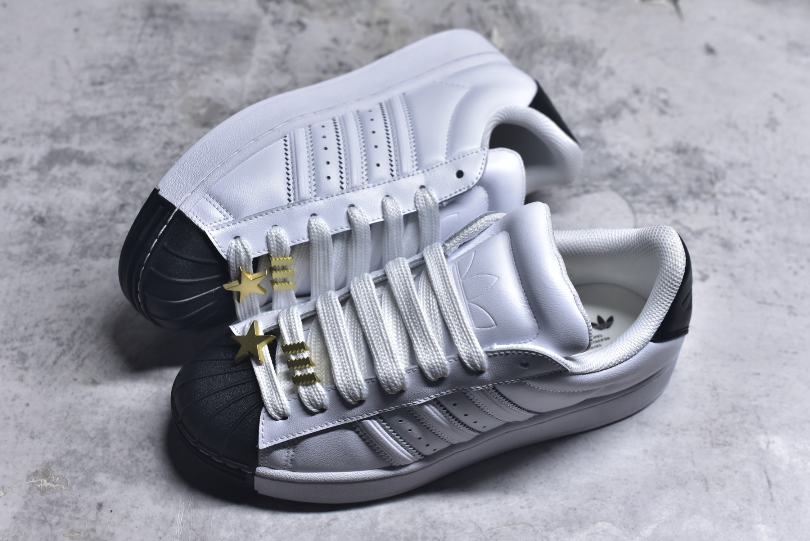 图片[7]-#AF Originals Superstar 2 贝壳头二代舒适百搭 板鞋面包鞋 IH6679 贝壳头诞生于1969年是第一双将全皮面鞋 身与橡胶鞋头结合在一起的低帮篮球鞋 Superstar最开始 是作为高帮篮球鞋Pro Model的低帮版本而出现的 但因为其独特和醒目的橡胶鞋头造型而让大家熟知 被大家形象地称为\”shelltoe\”贝壳头 在70年代的美国职业篮球场上 接近3/4的NBA球员都将这双Superstar作为场上用鞋 80年代之后 经过不断的改良和发展 Superstar逐渐成为横跨时装、音乐、街头文化、休闲和运动等各大领域的时尚潮鞋 尺码：36 36.5 37 38 38.5 39 40 40.5 41 42 42.5 43 44 44.5 45-选品中心