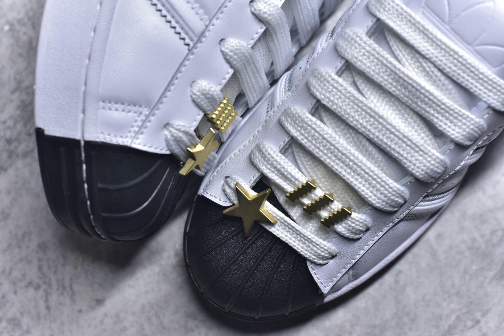 图片[8]-#AF Originals Superstar 2 贝壳头二代舒适百搭 板鞋面包鞋 IH6679 贝壳头诞生于1969年是第一双将全皮面鞋 身与橡胶鞋头结合在一起的低帮篮球鞋 Superstar最开始 是作为高帮篮球鞋Pro Model的低帮版本而出现的 但因为其独特和醒目的橡胶鞋头造型而让大家熟知 被大家形象地称为\”shelltoe\”贝壳头 在70年代的美国职业篮球场上 接近3/4的NBA球员都将这双Superstar作为场上用鞋 80年代之后 经过不断的改良和发展 Superstar逐渐成为横跨时装、音乐、街头文化、休闲和运动等各大领域的时尚潮鞋 尺码：36 36.5 37 38 38.5 39 40 40.5 41 42 42.5 43 44 44.5 45-选品中心