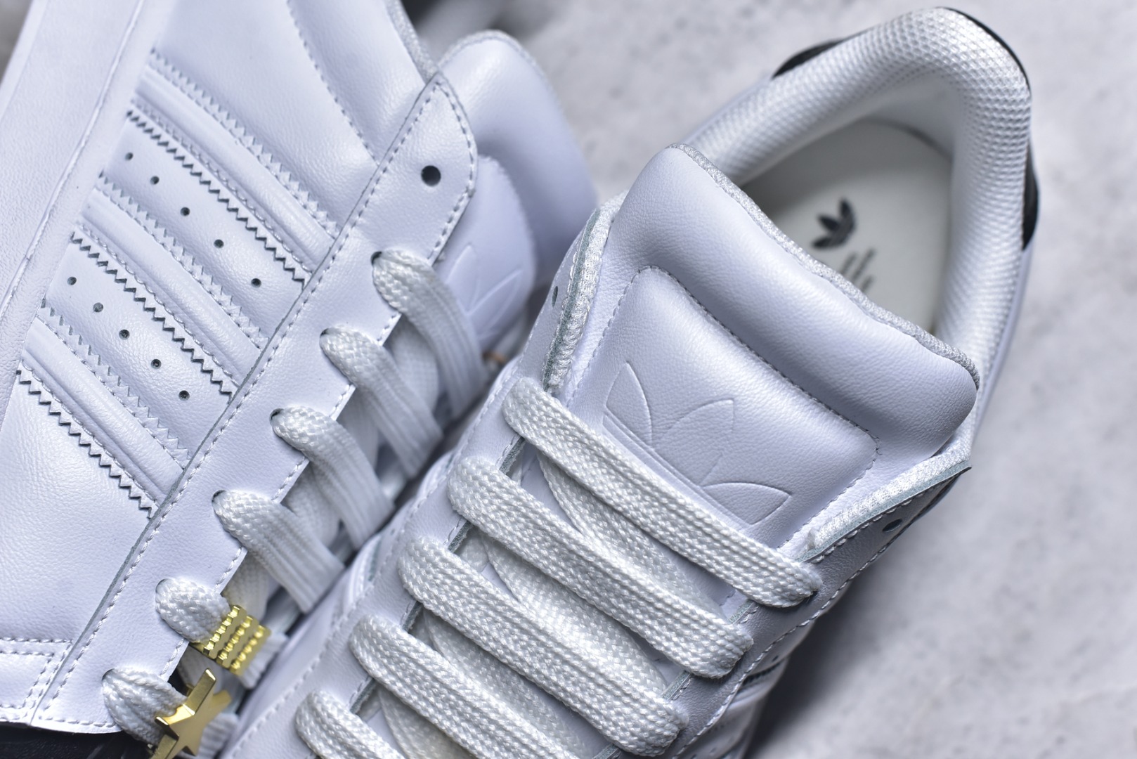 图片[9]-#AF Originals Superstar 2 贝壳头二代舒适百搭 板鞋面包鞋 IH6679 贝壳头诞生于1969年是第一双将全皮面鞋 身与橡胶鞋头结合在一起的低帮篮球鞋 Superstar最开始 是作为高帮篮球鞋Pro Model的低帮版本而出现的 但因为其独特和醒目的橡胶鞋头造型而让大家熟知 被大家形象地称为\”shelltoe\”贝壳头 在70年代的美国职业篮球场上 接近3/4的NBA球员都将这双Superstar作为场上用鞋 80年代之后 经过不断的改良和发展 Superstar逐渐成为横跨时装、音乐、街头文化、休闲和运动等各大领域的时尚潮鞋 尺码：36 36.5 37 38 38.5 39 40 40.5 41 42 42.5 43 44 44.5 45-选品中心