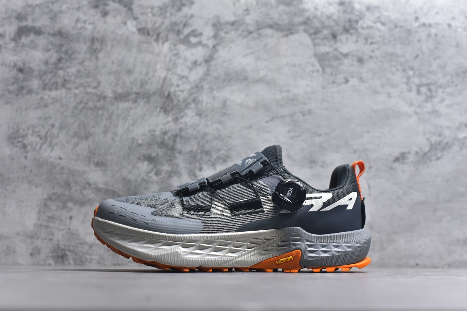 #Altra TIMP 5 BOA 舒适百搭平衡 低帮 越野跑步鞋 2009年，长跑精英运动员Golden Harper在美国犹他州创立了“Altra Footwear”，跑鞋特点是采用舒适的FootShape™M（很适鞋楦）设计和独特的BalancedCushioning™（平衡缓冲）技术，帮助遭受伤病困扰的跑者回归跑步，从而迅速积累起良好的口碑。2011年品牌迅速发展，屡获大奖。2015年开始不仅占据全美跑鞋前十，足迹更是遍布全球。2016年Altra正式进入中国市场，凭借独特的品牌风格以及出色的性能表现，三年来获得越来越多普通跑者的喜爱。销售业绩增长迅速，成为中国越野跑市场占有量前三的跑鞋品牌。实拍调校N版已经零色差零失真 百分百还原实物色彩所见即所得 不存在货不对板色差等低级问题 选购参考实物拍摄 不混卖不参货 只用心做好货严格选品 承诺混一赔十 尺码：39 40 40.5 41 42 42.5 43 44 44.5 45-选品中心