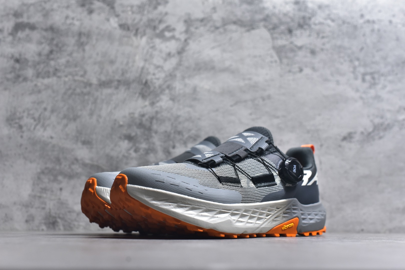 图片[2]-#Altra TIMP 5 BOA 舒适百搭平衡 低帮 越野跑步鞋 2009年，长跑精英运动员Golden Harper在美国犹他州创立了“Altra Footwear”，跑鞋特点是采用舒适的FootShape™M（很适鞋楦）设计和独特的BalancedCushioning™（平衡缓冲）技术，帮助遭受伤病困扰的跑者回归跑步，从而迅速积累起良好的口碑。2011年品牌迅速发展，屡获大奖。2015年开始不仅占据全美跑鞋前十，足迹更是遍布全球。2016年Altra正式进入中国市场，凭借独特的品牌风格以及出色的性能表现，三年来获得越来越多普通跑者的喜爱。销售业绩增长迅速，成为中国越野跑市场占有量前三的跑鞋品牌。实拍调校N版已经零色差零失真 百分百还原实物色彩所见即所得 不存在货不对板色差等低级问题 选购参考实物拍摄 不混卖不参货 只用心做好货严格选品 承诺混一赔十 尺码：39 40 40.5 41 42 42.5 43 44 44.5 45-选品中心