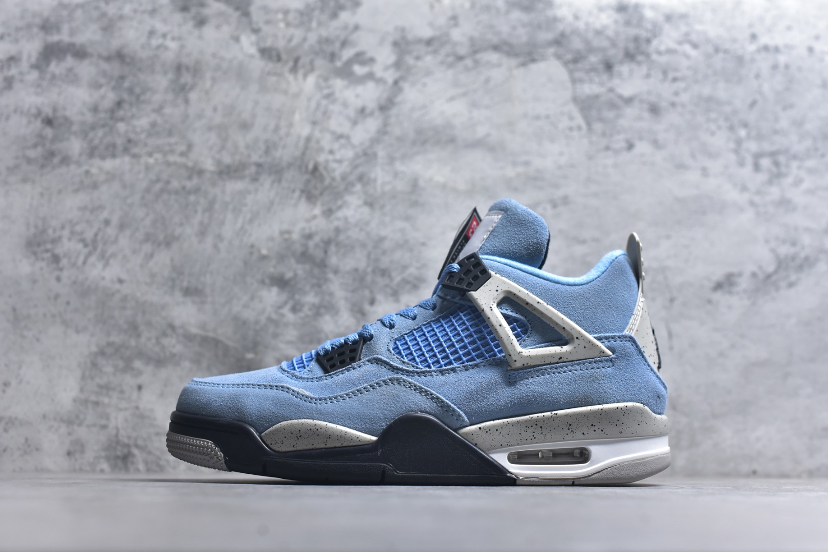#Air Jordan AJ4 Retro 大学蓝 中帮篮球鞋 原楦原纸板同源开发 完美呈现乔4的版型 内侧正确双色网格 还原细节 正确气垫颜色 正确网格工艺 正确拉帮工艺 全鞋原装材料制作 原档案原模具打造 货号：CT8527-400 尺码：36-48-选品中心