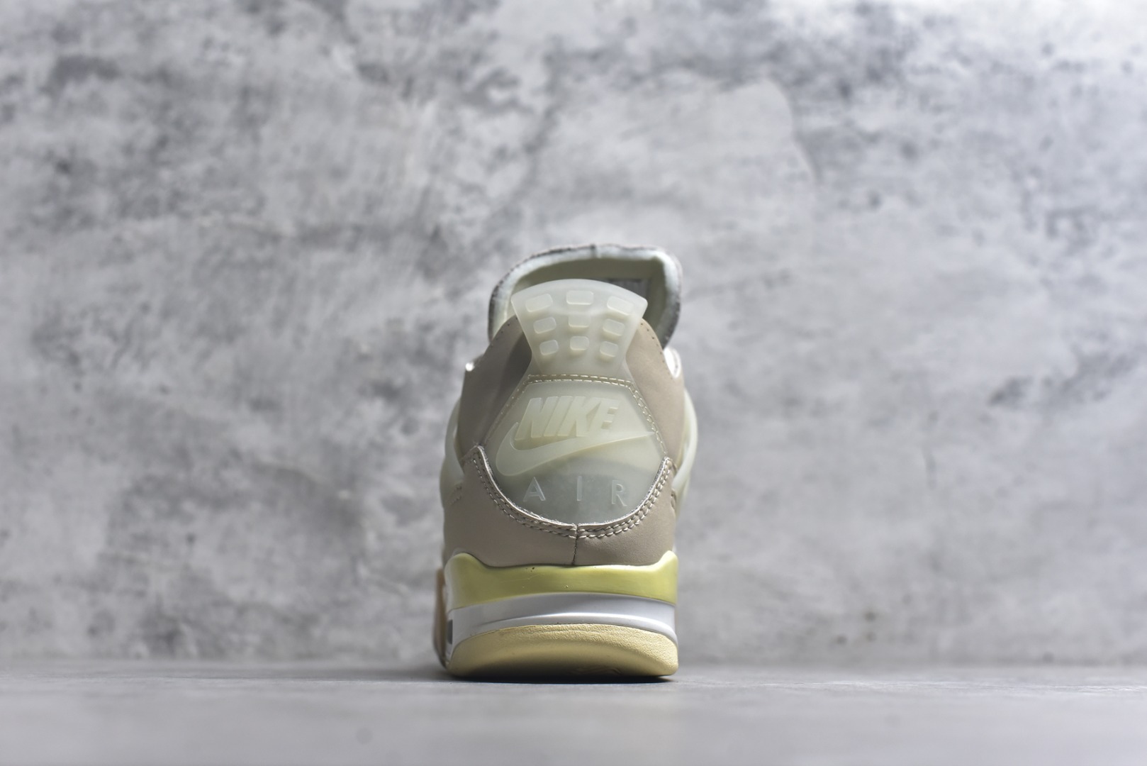 图片[5]-#Off-White™ x Air Jordan AJ4 Retro\”Cream/Sail\” OW联名白帆 CV9388-100 市售最强白帆 高端零售指定版本 采用原厂韩国进口网纱 全鞋电脑定位针车 原档案精准数据分码段标语 独家原装大底注意带氧化效果 \”双面Air OW\”字样精准对位 正确中底钢印 原厂特供皮料加持 确保原汁原味 完美呈现四代版型 一比一鞋头弧度高度鞋身弧度 数据细节工艺流程均保持原鞋一致 原厂TPU网格鞋带扣 正确内里网布 菱角分明不变形无多余毛边 柔软性质感一致于原鞋 原厂织唛标 原厂飞人电绣工艺 尾指中部跳三针 独家绑鞋带手法 印刷中底布 四线拉帮 米色美纹纸贴合固定 进口港宝加持 后跟自然饱满 全鞋荧光划线卡点 追求极致完美 每一双都是工艺品 多重QC质检 超越公司货的品控标准 实实在在的免检产品 尺码：36-48-选品中心